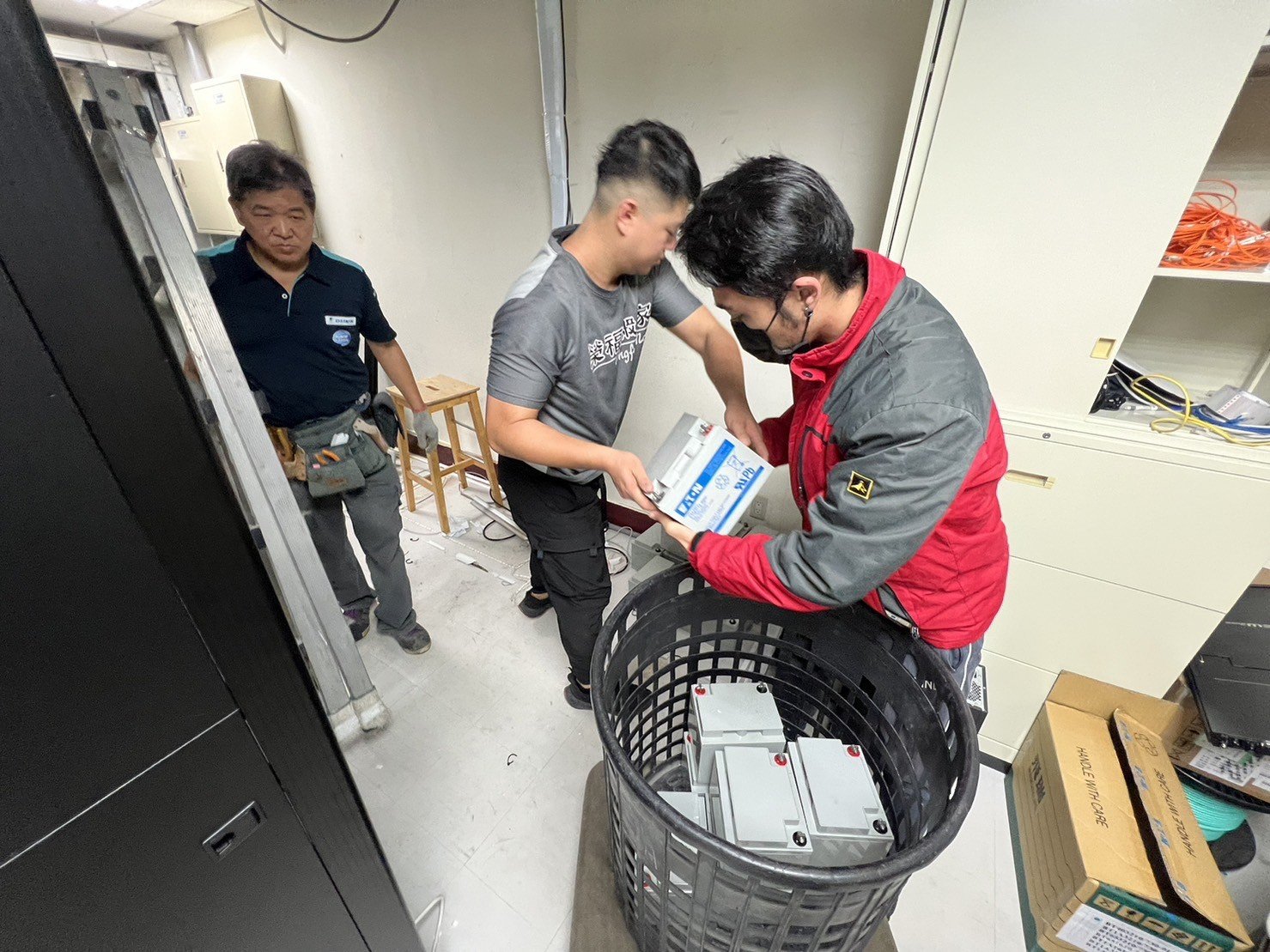 單一件特殊重物,儀器設備搬遷、網路機櫃搬遷、系統機櫃搬遷、光纖機櫃搬遷、不斷電系統搬遷、機房搬遷、搬UPS設備、伺服器設備搬運、搬電池櫃、搬旁路開關、搬重物【榮福搬家公司】、特殊重物搬運、單件重物搬運、專搬重物、企業搬運服務、公司行號搬遷、搬遷、新北搬家公司推薦、搬家公司、汐止機櫃搬運、南港機櫃搬運、中永和機櫃搬運、新店機櫃搬運、內湖機櫃搬運、台北機櫃搬運、林口機櫃搬運、桃園機櫃搬運、桃園搬家公司推薦、台北搬家公司推薦:大台北搬家,精緻包裝搬運「細膩包裝、專業搬運、用心服務、以客為尊」是榮福搬家公司的宗旨與精神。歡迎立即來電02-2651-2727專人服務。 單一件特殊重物,儀器設備搬遷、網路機櫃搬遷、系統機櫃搬遷、光纖機櫃搬遷、不斷電系統搬遷、機房搬遷、搬UPS設備、伺服器設備搬運、搬電池櫃、搬旁路開關、搬重物【榮福搬家公司】、特殊重物搬運、單件重物搬運、專搬重物、企業搬運服務、公司行號搬遷、搬遷、新北搬家公司推薦、搬家公司、汐止機櫃搬運、南港機櫃搬運、中永和機櫃搬運、新店機櫃搬運、內湖機櫃搬運、台北機櫃搬運、林口機櫃搬運、桃園機櫃搬運、桃園搬家公司推薦、台北搬家公司推薦:大台北搬家,精緻包裝搬運「細膩包裝、專業搬運、用心服務、以客為尊」是榮福搬家公司的宗旨與精神。歡迎立即來電02-2651-2727專人服務。