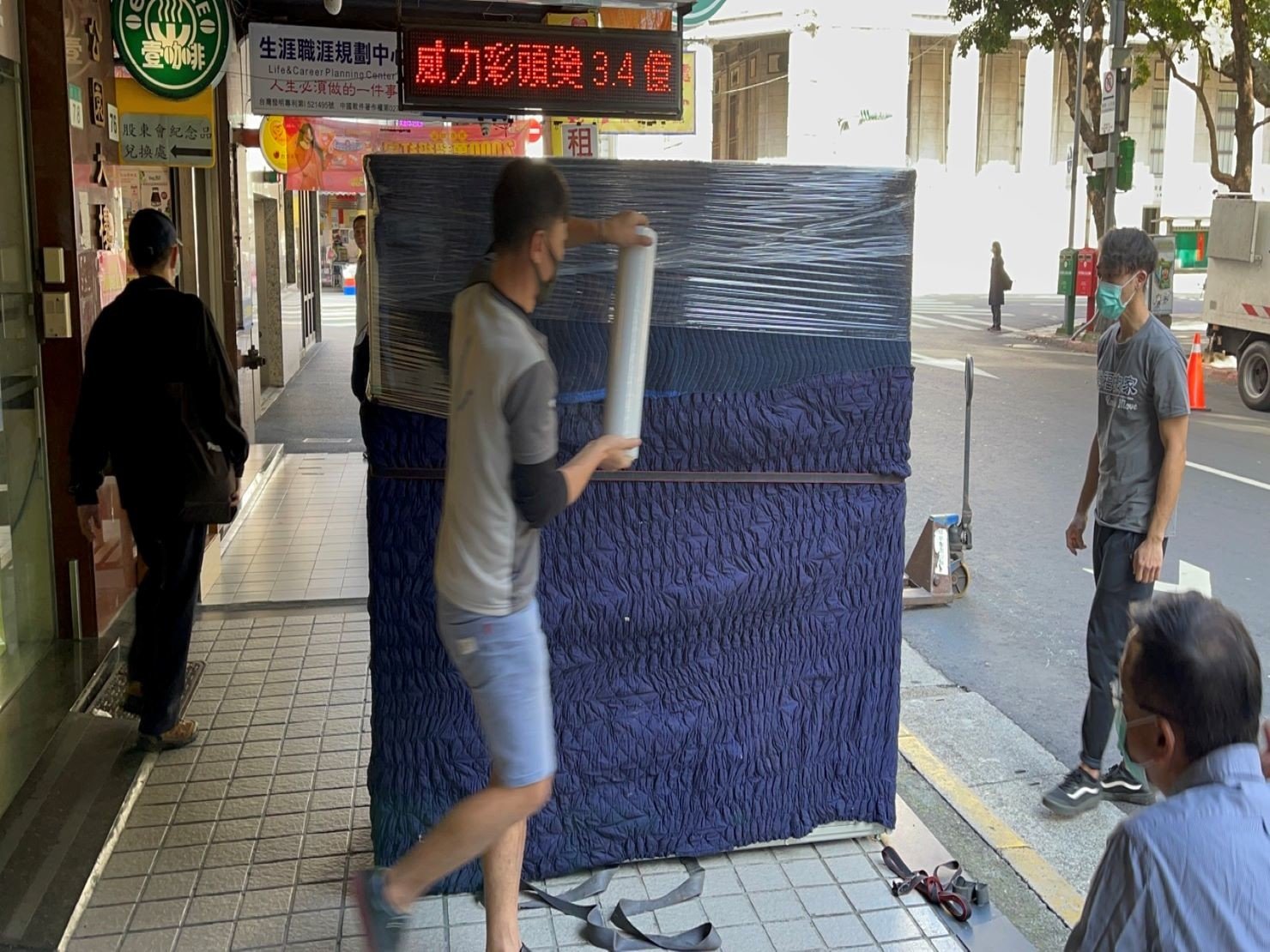 搬重物、重物搬運【榮福搬家公司】石墩搬運、搬石椅、搬石頭桌、搬洗衣機、搬披薩窯、精搬金庫、搬保險櫃、精搬魚缸、精搬鋼琴、跨縣搬家、搬工派遣、搬運、床墊搬運、冰箱搬運、搬營業用冰箱、鋼琴搬運、超低溫冷凍櫃搬運、滾筒洗衣機搬運、搬醫療床、搬電動床、搬家具、搬家首選、吊掛搬運、吊家具搬運、特殊重物搬運、專搬重物、重物搬運器、單一重物搬運、新北搬家推薦、搬家公司、基隆搬家、南港搬家、桃園搬家公司、台北搬家公司推薦:大台北搬家,精緻包裝搬運「細膩包裝、專業搬運、用心服務、以客為尊」是榮福搬家公司的宗旨與精神。歡迎立即來電02-2651-2727專人服務。 搬重物、重物搬運【榮福搬家公司】石墩搬運、搬石椅、搬石頭桌、搬洗衣機、搬披薩窯、精搬金庫、搬保險櫃、精搬魚缸、精搬鋼琴、跨縣搬家、搬工派遣、搬運、床墊搬運、冰箱搬運、搬營業用冰箱、鋼琴搬運、超低溫冷凍櫃搬運、滾筒洗衣機搬運、搬醫療床、搬電動床、搬家具、搬家首選、吊掛搬運、吊家具搬運、特殊重物搬運、專搬重物、重物搬運器、單一重物搬運、新北搬家推薦、搬家公司、基隆搬家、南港搬家、桃園搬家公司、台北搬家公司推薦:大台北搬家,精緻包裝搬運「細膩包裝、專業搬運、用心服務、以客為尊」是榮福搬家公司的宗旨與精神。歡迎立即來電02-2651-2727專人服務。