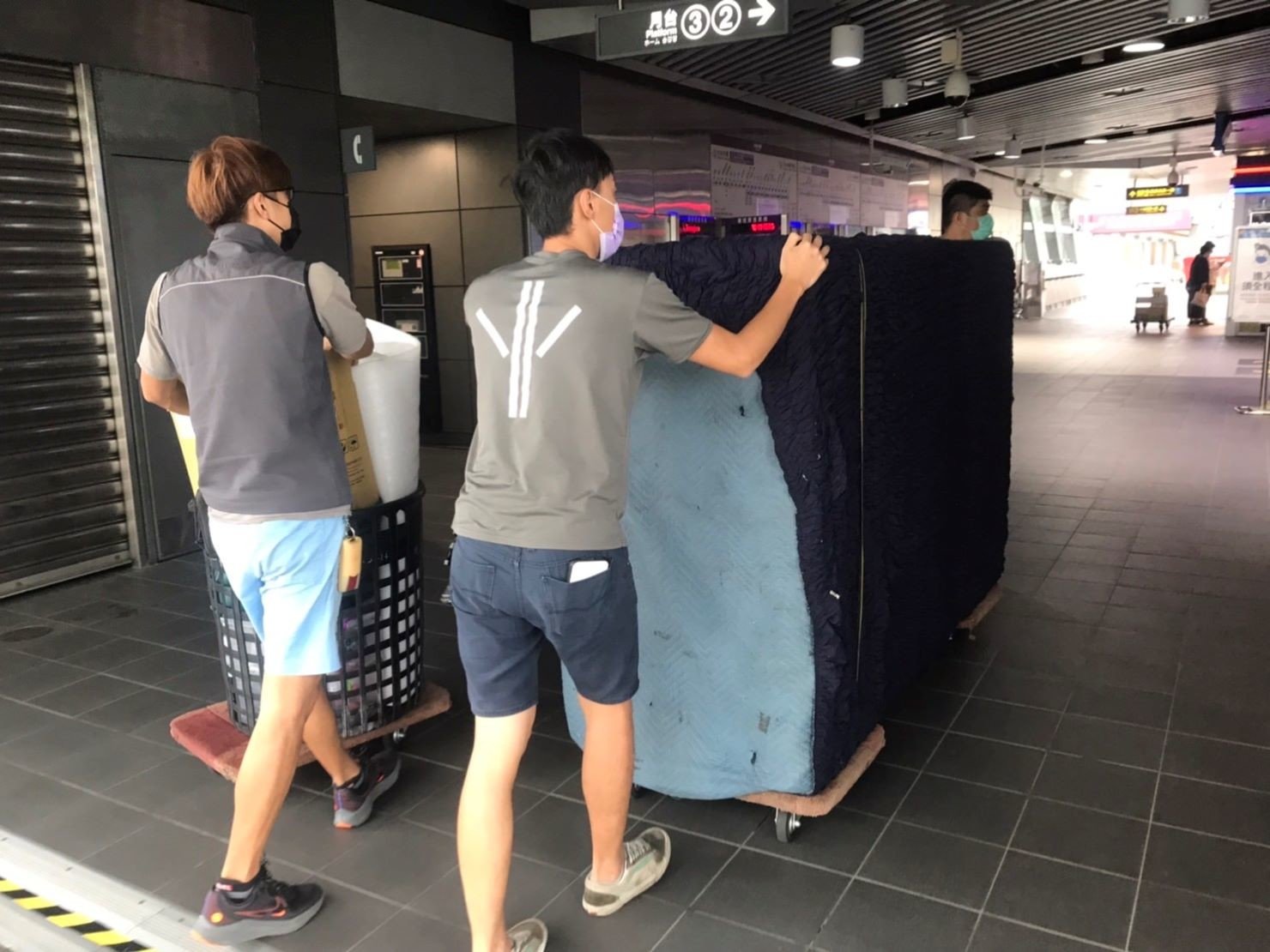 廠房遷移、搬重物【榮福搬家公司】公司行號搬遷、搬玻璃、搬石椅、搬石頭桌、搬披薩窯、精搬金庫、搬保險櫃、精搬魚缸、精搬鋼琴、搬醫療床、大型健身器材搬運、大型廚具設備搬運、各式各樣機台搬運、跨縣市搬家、搬工計時、人力搬運、搬運、搬床墊、營業用冰箱搬運、大型家具運送、重物搬運首選、吊掛搬運、吊家具搬運、特殊重物搬運、專搬重物、重物搬運器、手動油壓拖板車、新北搬家推薦、搬家公司、基隆搬家、南港搬家、桃園搬家公司、台北搬家公司推薦:大台北搬家,精緻包裝搬運「細膩包裝、專業搬運、用心服務、以客為尊」是榮福搬家公司的宗旨與精神。歡迎立即來電02-2651-2727專人服務。 廠房遷移、搬重物【榮福搬家公司】公司行號搬遷、搬玻璃、搬石椅、搬石頭桌、搬披薩窯、精搬金庫、搬保險櫃、精搬魚缸、精搬鋼琴、搬醫療床、大型健身器材搬運、大型廚具設備搬運、各式各樣機台搬運、跨縣市搬家、搬工計時、人力搬運、搬運、搬床墊、營業用冰箱搬運、大型家具運送、重物搬運首選、吊掛搬運、吊家具搬運、特殊重物搬運、專搬重物、重物搬運器、手動油壓拖板車、新北搬家推薦、搬家公司、基隆搬家、南港搬家、桃園搬家公司、台北搬家公司推薦:大台北搬家,精緻包裝搬運「細膩包裝、專業搬運、用心服務、以客為尊」是榮福搬家公司的宗旨與精神。歡迎立即來電02-2651-2727專人服務。