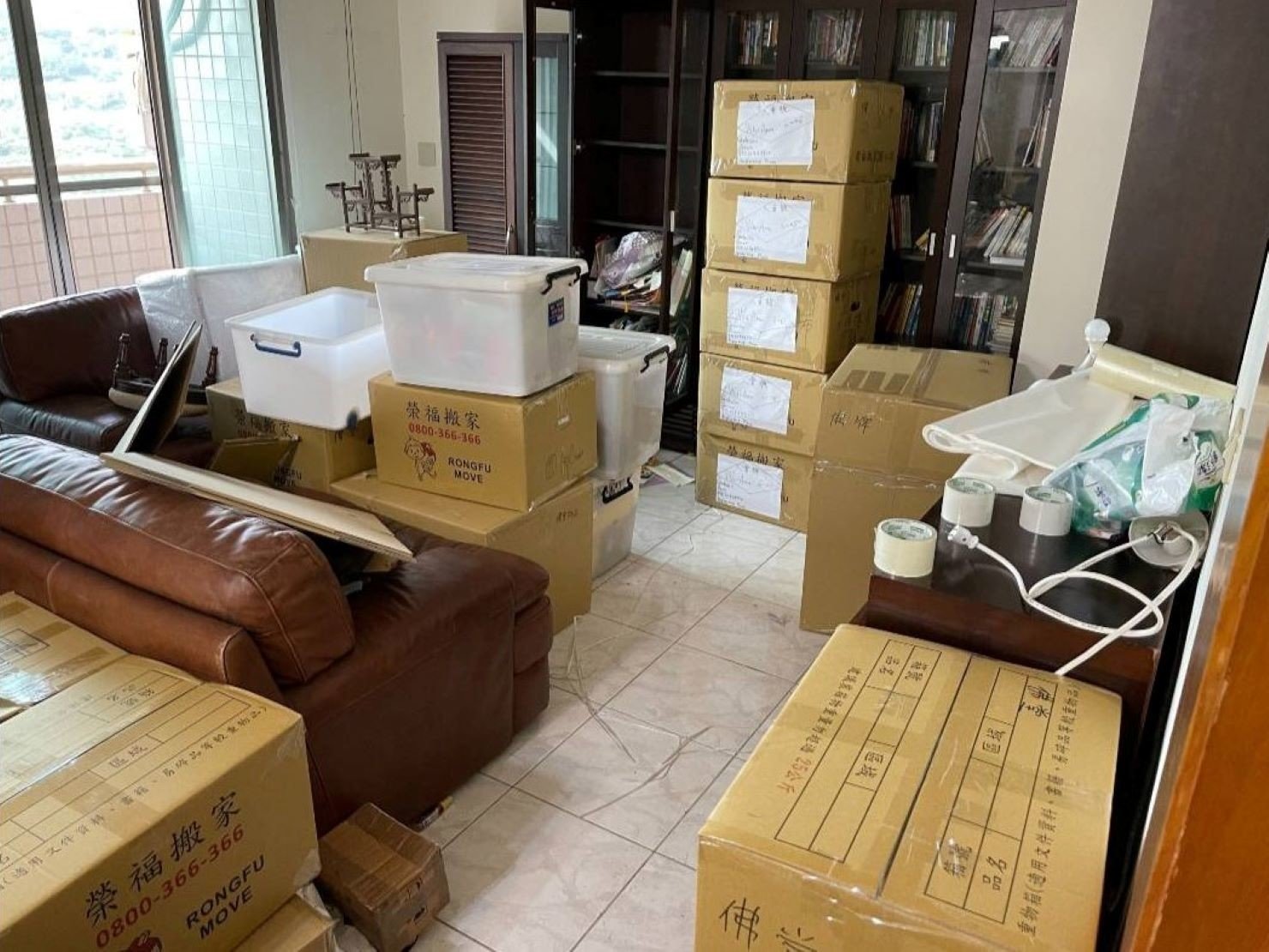 無痛搬家、專人打包、搬家公司推薦、新北搬家公司推薦【榮福搬家公司】國際海運包裝、國際海運運送、安全包裝、基隆搬家、南港搬家、桃園搬家公司推薦、家庭搬家、精密儀器搬運、精密儀器包裝、客製化精緻搬家、精緻包裝、裝箱打包、跨縣市搬家、搬工計時、人工搬運、床墊搬運、冰箱搬運、搬家具、單件家具搬運、單一物件搬運、藝術品包裝運輸、藝術品搬運、搬家首選、吊掛搬運、吊家具搬運、搬家紙箱、氣泡捲、膠膜、黃色透明膠帶、白土報紙、大型家具搬運、紅酒瓶精緻包裝、紅酒櫃包裝、台北搬家公司推薦:大台北搬家,精緻包裝搬運「細膩包裝、專業搬運、用心服務、以客為尊」是榮福搬家公司的宗旨與精神。歡迎立即來電02-2651-2727專人服務。 無痛搬家、專人打包、搬家公司推薦、新北搬家公司推薦【榮福搬家公司】國際海運包裝、國際海運運送、安全包裝、基隆搬家、南港搬家、桃園搬家公司推薦、家庭搬家、精密儀器搬運、精密儀器包裝、客製化精緻搬家、精緻包裝、裝箱打包、跨縣市搬家、搬工計時、人工搬運、床墊搬運、冰箱搬運、搬家具、單件家具搬運、單一物件搬運、藝術品包裝運輸、藝術品搬運、搬家首選、吊掛搬運、吊家具搬運、搬家紙箱、氣泡捲、膠膜、黃色透明膠帶、白土報紙、大型家具搬運、紅酒瓶精緻包裝、紅酒櫃包裝、台北搬家公司推薦:大台北搬家,精緻包裝搬運「細膩包裝、專業搬運、用心服務、以客為尊」是榮福搬家公司的宗旨與精神。歡迎立即來電02-2651-2727專人服務。