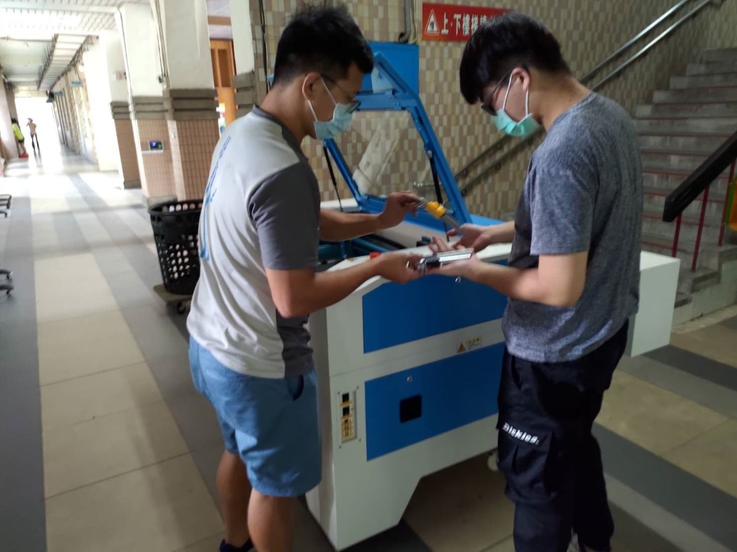 搬家推薦【榮福搬家】搬家首選、新北搬家推薦:【特殊重物搬運】搬雷射雕刻切割機-因無法將切割機整台以電梯運送上樓,所以必須先將切割機的上座與下座拆卸,才能從電梯運送。 搬家推薦【榮福搬家】搬家首選、新北搬家推薦:【特殊重物搬運】搬雷射雕刻切割機-因無法將切割機整台以電梯運送上樓,所以必須先將切割機的上座與下座拆卸,才能從電梯運送。