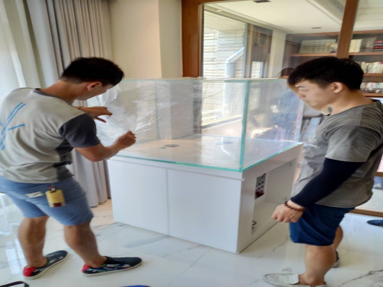 搬魚缸【榮福搬家】搬重物、口碑第一、台北搬家推薦:榮福搬家專業級師傅,以膠膜將魚缸完整的做層層綑繞 搬魚缸【榮福搬家】搬重物、口碑第一、台北搬家推薦:榮福搬家專業級師傅,以膠膜將魚缸完整的做層層綑繞