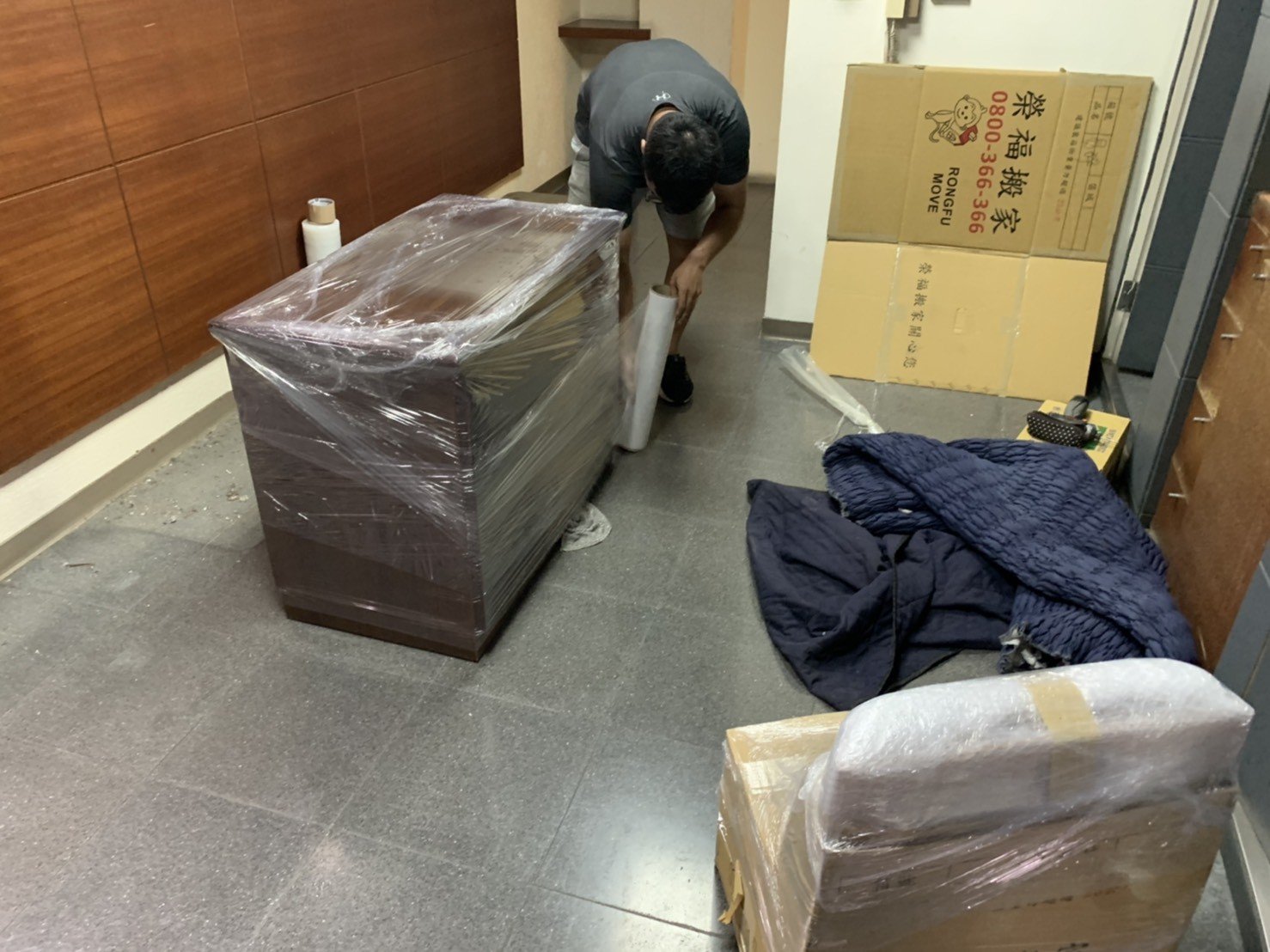 公司搬遷【榮福搬家公司】搬家首選、台北搬家公司推薦:公司行搬遷服務,包裝搬運、打包裝箱「細膩包裝、專業搬運、用心服務、以客為尊」是榮福搬家公司的宗旨與精神。歡迎立即來電02-2651-2727專人服務。 公司搬遷【榮福搬家公司】搬家首選、台北搬家公司推薦:公司行搬遷服務,包裝搬運、打包裝箱「細膩包裝、專業搬運、用心服務、以客為尊」是榮福搬家公司的宗旨與精神。歡迎立即來電02-2651-2727專人服務。