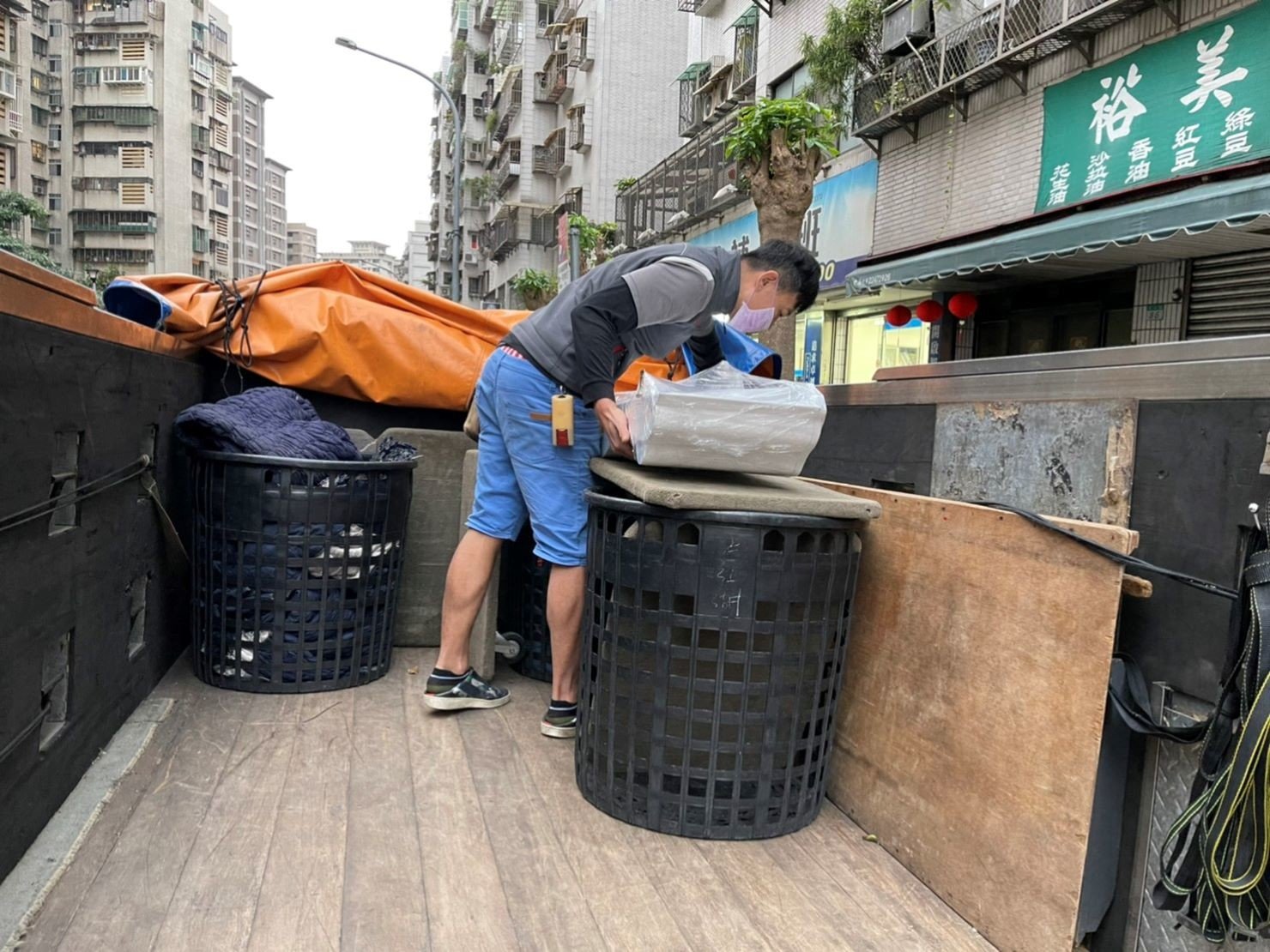 重物搬運【榮福搬家公司】搬鋼琴、搬家達人、搬洗衣機、搬披薩窯、精搬金庫、搬保險櫃、精搬魚缸、精搬鋼琴、跨縣搬家、搬工派遣、搬運、搬床墊、搬冰箱、搬家具、搬家首選、吊掛搬運、吊家具搬運、特殊重物搬運、專搬重物、新北搬家推薦、搬家公司、基隆搬家、南港搬家、桃園搬家公司、台北搬家公司推薦:大台北搬家,精緻包裝搬運「細膩包裝、專業搬運、用心服務、以客為尊」是榮福搬家公司的宗旨與精神。歡迎立即來電02-2651-2727專人服務。雕花鋼琴細膩的防護措施、專業的搬運,新北搬家公司推薦、鋼琴搬運好評推薦,專搬鋼琴的榮福搬家公司。 重物搬運【榮福搬家公司】搬鋼琴、搬家達人、搬洗衣機、搬披薩窯、精搬金庫、搬保險櫃、精搬魚缸、精搬鋼琴、跨縣搬家、搬工派遣、搬運、搬床墊、搬冰箱、搬家具、搬家首選、吊掛搬運、吊家具搬運、特殊重物搬運、專搬重物、新北搬家推薦、搬家公司、基隆搬家、南港搬家、桃園搬家公司、台北搬家公司推薦:大台北搬家,精緻包裝搬運「細膩包裝、專業搬運、用心服務、以客為尊」是榮福搬家公司的宗旨與精神。歡迎立即來電02-2651-2727專人服務。雕花鋼琴細膩的防護措施、專業的搬運,新北搬家公司推薦、鋼琴搬運好評推薦,專搬鋼琴的榮福搬家公司。