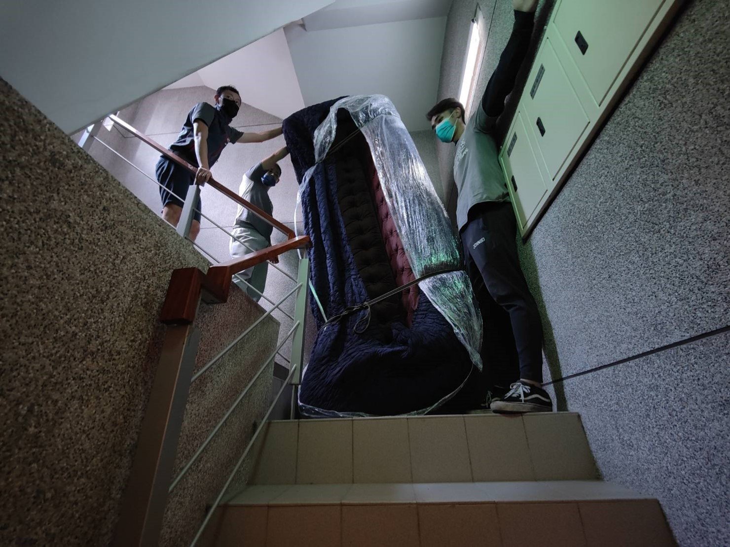 專人到府打包、尺寸較大家具以樓梯搬運作業、歐美規格沙發以樓梯搬運、搬家公司推薦、新北搬家公司推薦【榮福搬家公司】基隆搬家、南港搬家、桃園搬家公司推薦、家庭搬家、精緻搬家、精緻包裝、打包裝箱、跨縣市搬家、貴重家具精緻包裝、人工搬運、搬家具、白土報紙、搬家首選、搬家紙箱、氣泡捲、膠膜、黃色透明膠帶、大型家具搬運、台北搬家公司推薦:大台北搬家,精緻包裝搬運「細膩包裝、專業搬運、用心服務、以客為尊」是榮福搬家公司的宗旨與精神。歡迎立即來電02-2651-2727專人服務。 專人到府打包、尺寸較大家具以樓梯搬運作業、歐美規格沙發以樓梯搬運、搬家公司推薦、新北搬家公司推薦【榮福搬家公司】基隆搬家、南港搬家、桃園搬家公司推薦、家庭搬家、精緻搬家、精緻包裝、打包裝箱、跨縣市搬家、貴重家具精緻包裝、人工搬運、搬家具、白土報紙、搬家首選、搬家紙箱、氣泡捲、膠膜、黃色透明膠帶、大型家具搬運、台北搬家公司推薦:大台北搬家,精緻包裝搬運「細膩包裝、專業搬運、用心服務、以客為尊」是榮福搬家公司的宗旨與精神。歡迎立即來電02-2651-2727專人服務。