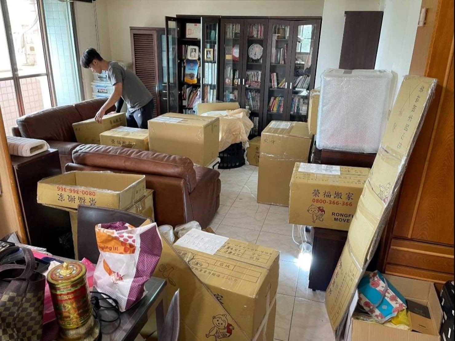 無痛搬家、專人打包、搬家公司推薦、新北搬家公司推薦【榮福搬家公司】國際海運包裝、國際海運運送、安全包裝、基隆搬家、南港搬家、桃園搬家公司推薦、家庭搬家、精密儀器搬運、精密儀器包裝、客製化精緻搬家、精緻包裝、裝箱打包、跨縣市搬家、搬工計時、人工搬運、床墊搬運、冰箱搬運、搬家具、單件家具搬運、單一物件搬運、藝術品包裝運輸、藝術品搬運、搬家首選、吊掛搬運、吊家具搬運、搬家紙箱、氣泡捲、膠膜、黃色透明膠帶、白土報紙、大型家具搬運、紅酒瓶精緻包裝、紅酒櫃包裝、台北搬家公司推薦:大台北搬家,精緻包裝搬運「細膩包裝、專業搬運、用心服務、以客為尊」是榮福搬家公司的宗旨與精神。歡迎立即來電02-2651-2727專人服務。 無痛搬家、專人打包、搬家公司推薦、新北搬家公司推薦【榮福搬家公司】國際海運包裝、國際海運運送、安全包裝、基隆搬家、南港搬家、桃園搬家公司推薦、家庭搬家、精密儀器搬運、精密儀器包裝、客製化精緻搬家、精緻包裝、裝箱打包、跨縣市搬家、搬工計時、人工搬運、床墊搬運、冰箱搬運、搬家具、單件家具搬運、單一物件搬運、藝術品包裝運輸、藝術品搬運、搬家首選、吊掛搬運、吊家具搬運、搬家紙箱、氣泡捲、膠膜、黃色透明膠帶、白土報紙、大型家具搬運、紅酒瓶精緻包裝、紅酒櫃包裝、台北搬家公司推薦:大台北搬家,精緻包裝搬運「細膩包裝、專業搬運、用心服務、以客為尊」是榮福搬家公司的宗旨與精神。歡迎立即來電02-2651-2727專人服務。