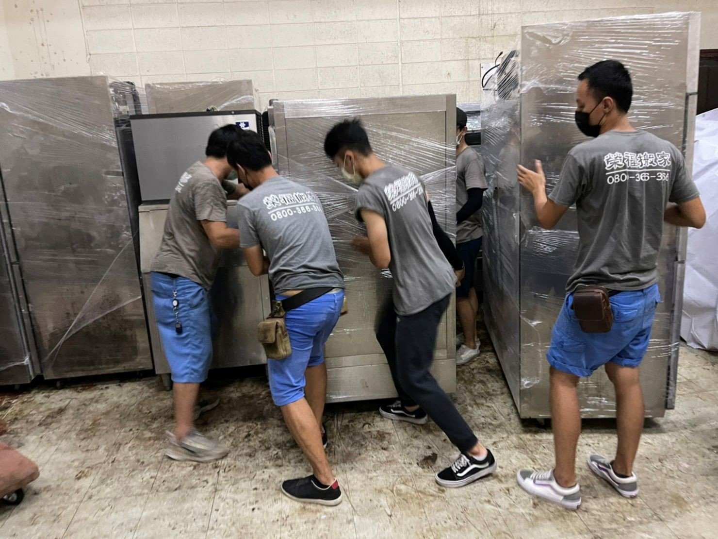 店面搬遷、搬家公司推薦、台北搬家推薦【榮福搬家公司】搬生財器具、搬冷凍櫃、搬冷藏冰箱、大型爐台搬運、搬窯烤爐、搬營業用蒸烤箱、南港搬家、桃園搬家公司推薦、新北搬家公司推薦、百貨公司進撤櫃、專櫃進撤櫃、企業搬運服務、搬公司行號、廠房遷移、搬精密儀器、公司行號搬遷、政府機關搬遷、百貨專櫃遷移、學校單位搬遷、大型設備搬遷、搬大型廚房設備、中央廚房搬遷、搬營業用冰箱、搬營業用製冰機、三層營業用烤箱搬運、搬工作檯冰箱、搬工計時、搬工服務、人力搬運,針對顧客都秉持以用心實在專業搬家技巧,搬家實在用心值得您的信賴與選擇。歡迎來電咨詢02-2651-2727,榮福搬家有專員立即為您服務。 店面搬遷、搬家公司推薦、台北搬家推薦【榮福搬家公司】搬生財器具、搬冷凍櫃、搬冷藏冰箱、大型爐台搬運、搬窯烤爐、搬營業用蒸烤箱、南港搬家、桃園搬家公司推薦、新北搬家公司推薦、百貨公司進撤櫃、專櫃進撤櫃、企業搬運服務、搬公司行號、廠房遷移、搬精密儀器、公司行號搬遷、政府機關搬遷、百貨專櫃遷移、學校單位搬遷、大型設備搬遷、搬大型廚房設備、中央廚房搬遷、搬營業用冰箱、搬營業用製冰機、三層營業用烤箱搬運、搬工作檯冰箱、搬工計時、搬工服務、人力搬運,針對顧客都秉持以用心實在專業搬家技巧,搬家實在用心值得您的信賴與選擇。歡迎來電咨詢02-2651-2727,榮福搬家有專員立即為您服務。