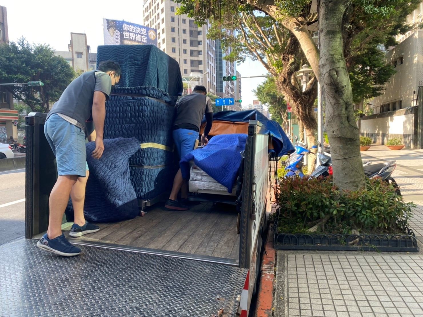 搬重物【榮福搬家公司】石墩搬運、診療椅搬運、搬電動醫療床、搬洗衣機、搬披薩窯、精搬金庫、搬保險櫃、精搬魚缸、精搬鋼琴、跨縣市搬家、搬工派遣、搬運、床墊搬運、冰箱搬運、大型家具搬運、搬家首選、吊掛搬運、吊家具搬運、特殊重物搬運、專搬重物、單件家具運送、單一物件搬運、新北搬家推薦、搬家公司、基隆搬家、南港搬家、桃園搬家公司、台北搬家公司推薦:大台北搬家,精緻包裝搬運「細膩包裝、專業搬運、用心服務、以客為尊」是榮福搬家公司的宗旨與精神。歡迎立即來電02-2651-2727專人服務。 搬重物【榮福搬家公司】石墩搬運、診療椅搬運、搬電動醫療床、搬洗衣機、搬披薩窯、精搬金庫、搬保險櫃、精搬魚缸、精搬鋼琴、跨縣市搬家、搬工派遣、搬運、床墊搬運、冰箱搬運、大型家具搬運、搬家首選、吊掛搬運、吊家具搬運、特殊重物搬運、專搬重物、單件家具運送、單一物件搬運、新北搬家推薦、搬家公司、基隆搬家、南港搬家、桃園搬家公司、台北搬家公司推薦:大台北搬家,精緻包裝搬運「細膩包裝、專業搬運、用心服務、以客為尊」是榮福搬家公司的宗旨與精神。歡迎立即來電02-2651-2727專人服務。