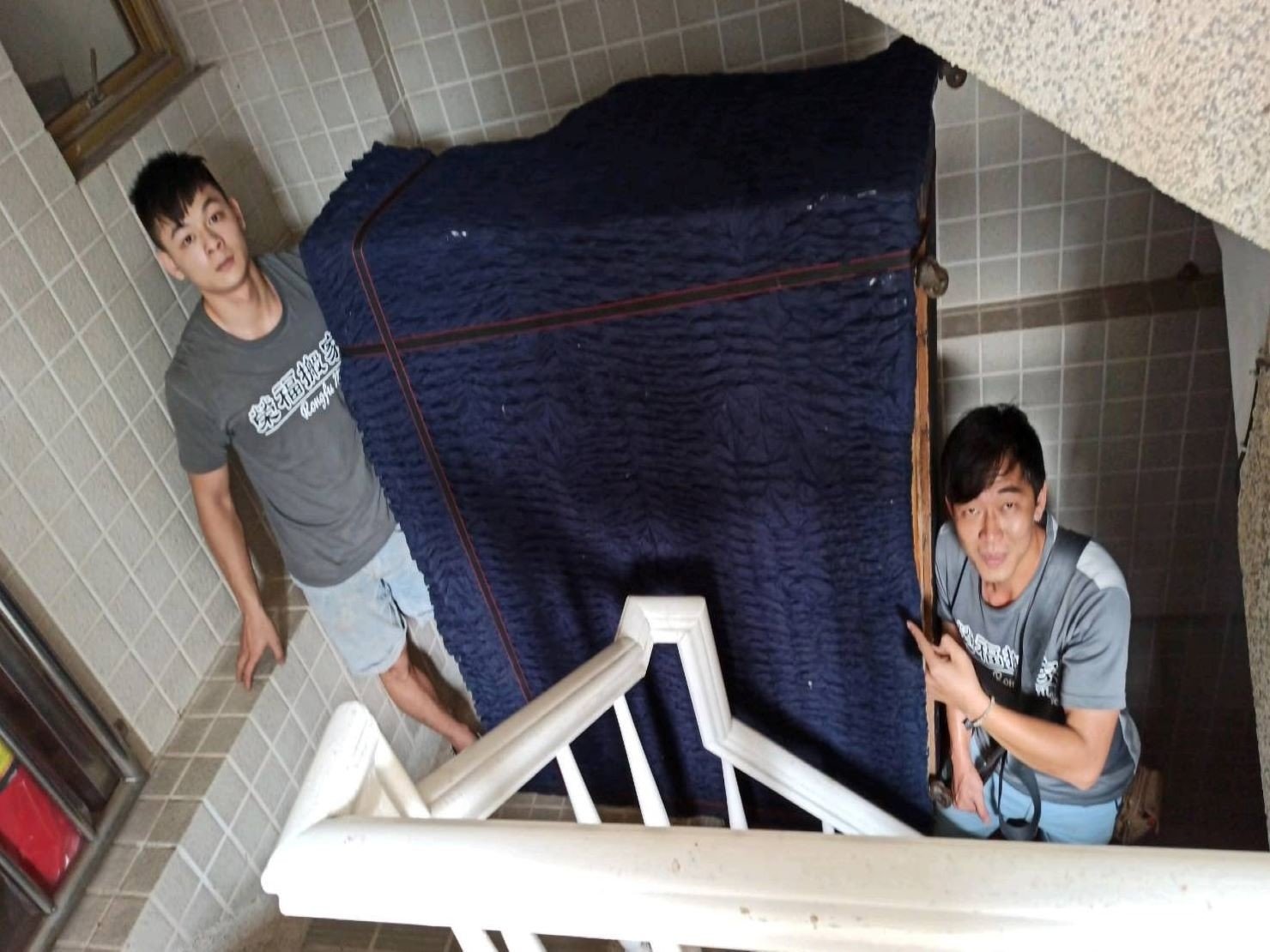 精搬鋼琴【榮福搬家】口碑第一、台北搬家推薦:由榮福搬家專業鋼琴組師傅兩人將布繩綑繞鋼琴,背於身上作業。 精搬鋼琴【榮福搬家】口碑第一、台北搬家推薦:由榮福搬家專業鋼琴組師傅兩人將布繩綑繞鋼琴,背於身上作業。