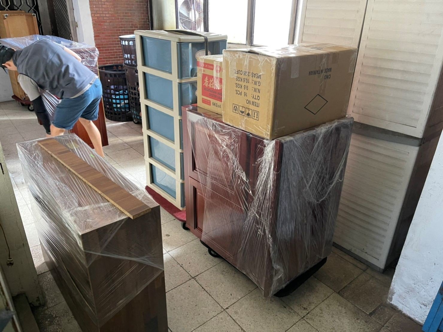 搬家公司推薦、新北搬家推薦【榮福搬家公司】南港搬家、桃園搬家公司推薦、台北搬家公司推薦、大型家具搬運、冰箱搬運、基隆搬家、搬家電、床墊搬運、神明桌搬運、搬公司行號、家庭搬家、搬鋼琴、搬工、搬運、搬家紙箱、跨縣市搬家、搬家車、搬家估價、搬家首選、搬家達人,針對顧客都秉持以用心實在專業搬家技巧,搬家實在用心值得您的信賴與選擇。優質搬家,包裝搬運「細膩包裝、專業搬運、用心服務、以客為尊」是榮福搬家公司的宗旨與精神。歡迎立即來電02-2651-2727專人服務。系統式家具拆裝找專業的榮福搬家就對了。 搬家公司推薦、新北搬家推薦【榮福搬家公司】南港搬家、桃園搬家公司推薦、台北搬家公司推薦、大型家具搬運、冰箱搬運、基隆搬家、搬家電、床墊搬運、神明桌搬運、搬公司行號、家庭搬家、搬鋼琴、搬工、搬運、搬家紙箱、跨縣市搬家、搬家車、搬家估價、搬家首選、搬家達人,針對顧客都秉持以用心實在專業搬家技巧,搬家實在用心值得您的信賴與選擇。優質搬家,包裝搬運「細膩包裝、專業搬運、用心服務、以客為尊」是榮福搬家公司的宗旨與精神。歡迎立即來電02-2651-2727專人服務。系統式家具拆裝找專業的榮福搬家就對了。