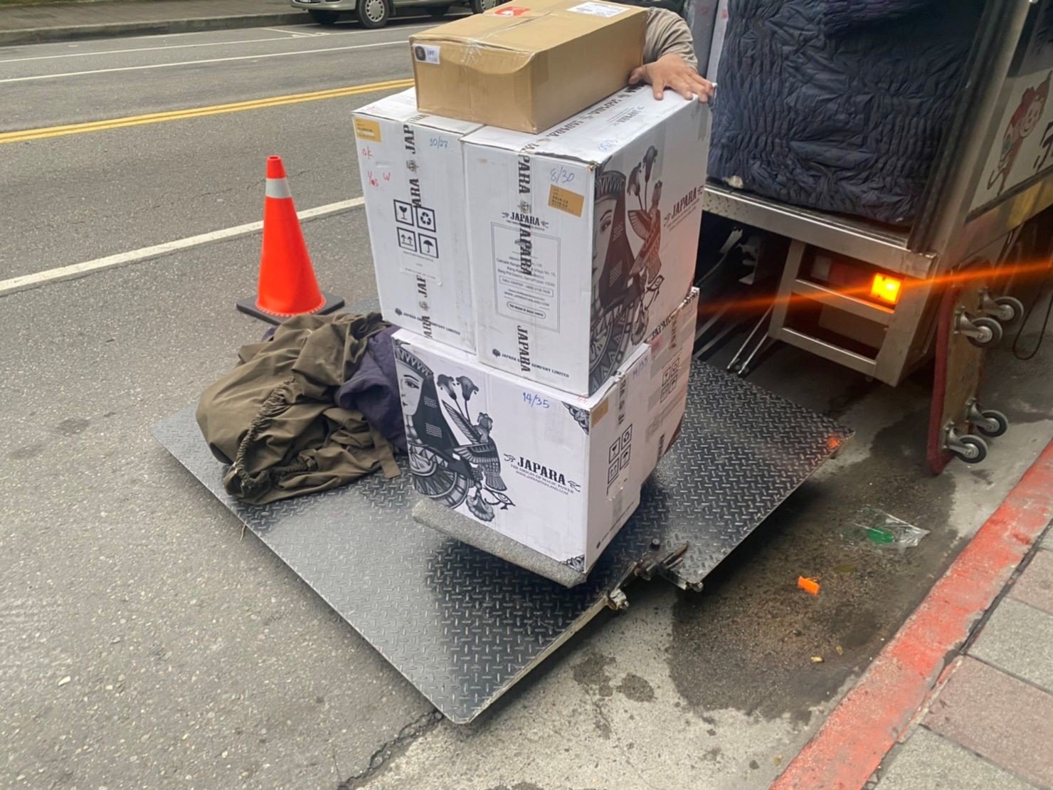 百貨進撤櫃、搬家公司、台北搬家推薦【榮福搬家公司】南港搬家、桃園搬家公司推薦、新北搬家公司推薦、企業搬運服務、搬公司行號、廠房遷移、公司行號搬遷、政府機關搬遷、百貨專櫃遷移、學校單位搬遷、雜貨店搬遷、百貨專櫃道具設備搬運、精緻包裝、搬工、搬家首選,針對顧客都秉持以用心實在專業搬家技巧,搬家實在用心值得您的信賴與選擇。歡迎來電咨詢02-2651-2727,榮福搬家有專員立即為您服務。 百貨進撤櫃、搬家公司、台北搬家推薦【榮福搬家公司】南港搬家、桃園搬家公司推薦、新北搬家公司推薦、企業搬運服務、搬公司行號、廠房遷移、公司行號搬遷、政府機關搬遷、百貨專櫃遷移、學校單位搬遷、雜貨店搬遷、百貨專櫃道具設備搬運、精緻包裝、搬工、搬家首選,針對顧客都秉持以用心實在專業搬家技巧,搬家實在用心值得您的信賴與選擇。歡迎來電咨詢02-2651-2727,榮福搬家有專員立即為您服務。