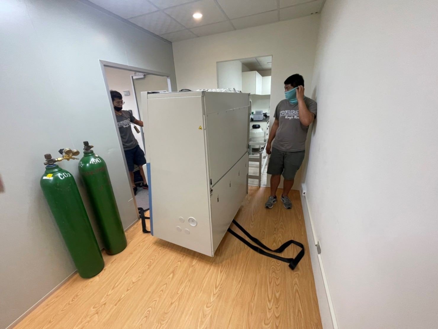 特殊重物搬運、專搬重物、特殊搬運、搬生醫設備【榮福搬家公司】跨縣市搬家、搬工計時、人工搬運、搬直立式冷凍櫃、搬超低溫冰箱、負86度超低溫冰箱搬運、營業用冰箱搬運、搬機械設備、各式機台搬運、精密儀器、臥室工作檯冰箱、實驗室設備、廚房大型設備搬運、搬營業用製冰機、廠房遷移、店面搬遷,實驗室搬遷、搬家首選、吊車吊掛搬運、吊家具搬運、台北搬家公司推薦:大台北搬家,精緻包裝搬運「細膩包裝、專業搬運、用心服務、以客為尊」是榮福搬家公司的宗旨與精神。歡迎立即來電02-2651-2727專人服務。 特殊重物搬運、專搬重物、特殊搬運、搬生醫設備【榮福搬家公司】跨縣市搬家、搬工計時、人工搬運、搬直立式冷凍櫃、搬超低溫冰箱、負86度超低溫冰箱搬運、營業用冰箱搬運、搬機械設備、各式機台搬運、精密儀器、臥室工作檯冰箱、實驗室設備、廚房大型設備搬運、搬營業用製冰機、廠房遷移、店面搬遷,實驗室搬遷、搬家首選、吊車吊掛搬運、吊家具搬運、台北搬家公司推薦:大台北搬家,精緻包裝搬運「細膩包裝、專業搬運、用心服務、以客為尊」是榮福搬家公司的宗旨與精神。歡迎立即來電02-2651-2727專人服務。