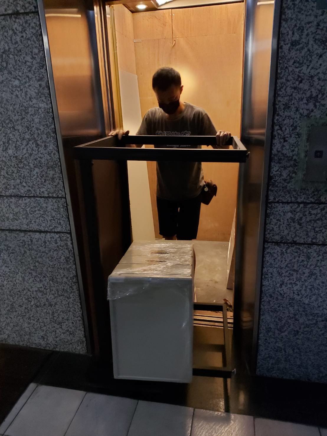 搬家公司推薦、台北搬家推薦【榮福搬家公司】搬遷估價、南港搬家、桃園搬家公司推薦、新北搬家公司推薦、基隆搬家、搬沙發、搬保險箱、金庫搬運、搬活動櫃、搬公文櫃、搬保密櫃、搬辦公桌、旋轉椅、辦公椅、搬資料櫃、冰箱搬運、百貨公司進撤櫃、專櫃進撤櫃、企業搬運服務、搬公司行號、廠房遷移、辦公室遷移、搬會客桌、碎紙機、印表機、搬玻璃櫥櫃、會議桌搬運、OA屏風拆裝、事務機搬運、搬電腦設備、公司行號搬遷、政府機關搬遷、百貨專櫃遷移、學校單位搬遷、精緻包裝、搬家紙箱、搬鐵櫃、搬鋼琴、搬工計時、搬工服務、人力搬運,針對顧客都秉持以用心實在專業搬家技巧,搬家實在用心值得您的信賴與選擇。歡迎來電咨詢02-2651-2727,榮福搬家有專員立即為您服務。 搬家公司推薦、台北搬家推薦【榮福搬家公司】搬遷估價、南港搬家、桃園搬家公司推薦、新北搬家公司推薦、基隆搬家、搬沙發、搬保險箱、金庫搬運、搬活動櫃、搬公文櫃、搬保密櫃、搬辦公桌、旋轉椅、辦公椅、搬資料櫃、冰箱搬運、百貨公司進撤櫃、專櫃進撤櫃、企業搬運服務、搬公司行號、廠房遷移、辦公室遷移、搬會客桌、碎紙機、印表機、搬玻璃櫥櫃、會議桌搬運、OA屏風拆裝、事務機搬運、搬電腦設備、公司行號搬遷、政府機關搬遷、百貨專櫃遷移、學校單位搬遷、精緻包裝、搬家紙箱、搬鐵櫃、搬鋼琴、搬工計時、搬工服務、人力搬運,針對顧客都秉持以用心實在專業搬家技巧,搬家實在用心值得您的信賴與選擇。歡迎來電咨詢02-2651-2727,榮福搬家有專員立即為您服務。