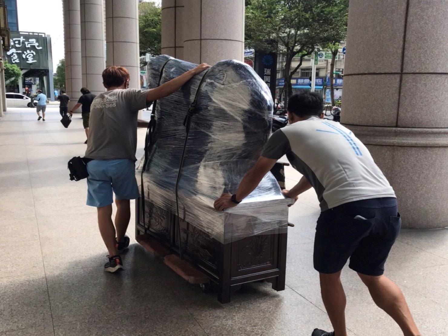 台北精搬貴重藝術品∣南港精搬貴重藝術品∣新北精搬貴重藝術品∣雙北精搬貴重藝術品∣汐止精搬貴重藝術品∣中永和精搬貴重藝術品∣板橋精搬貴重藝術品∣五股精搬貴重藝術品∣基隆精搬貴重藝術品∣桃園精搬貴重藝術品∣專業搬玉石藝術品推薦【榮福搬家公司】具專業團隊擁有精緻包裝組及重物搬運組,能依據業主、顧客需求分派其專業團隊組,進行各項藝術品專業安全搬運服務;給予最優質、放心各項搬家、搬運需求。 台北精搬貴重藝術品∣南港精搬貴重藝術品∣新北精搬貴重藝術品∣雙北精搬貴重藝術品∣汐止精搬貴重藝術品∣中永和精搬貴重藝術品∣板橋精搬貴重藝術品∣五股精搬貴重藝術品∣基隆精搬貴重藝術品∣桃園精搬貴重藝術品∣專業搬玉石藝術品推薦【榮福搬家公司】具專業團隊擁有精緻包裝組及重物搬運組,能依據業主、顧客需求分派其專業團隊組,進行各項藝術品專業安全搬運服務;給予最優質、放心各項搬家、搬運需求。