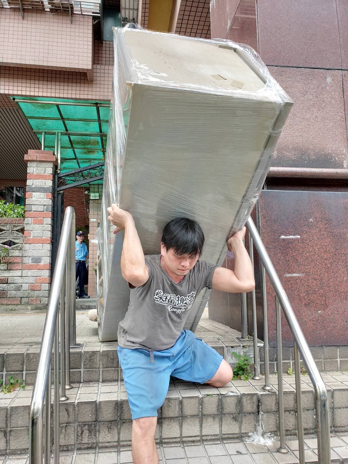 專業師傅技巧性的搬運冰箱-台北榮福搬家搬運公司推薦 專業師傅技巧性的搬運冰箱-台北榮福搬家搬運公司推薦