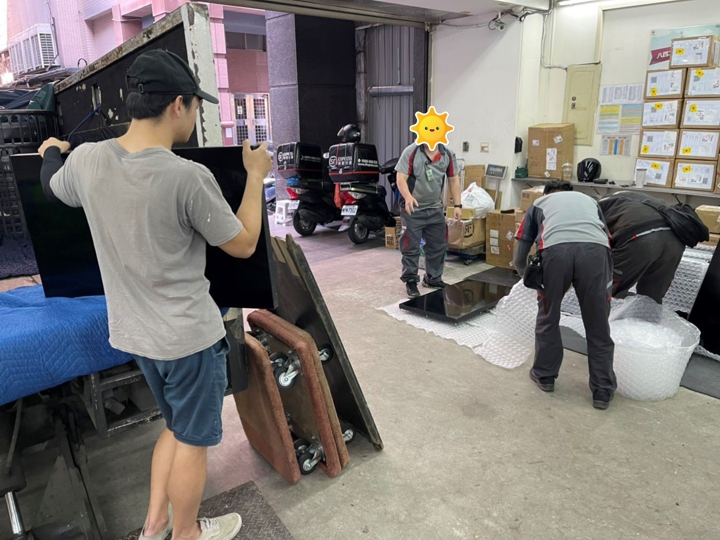 搬家公司推薦、台北搬家推薦【榮福搬家公司】南港搬家、電視牆拆裝、拆玻璃、桃園搬家公司推薦、新北搬家公司推薦、企業搬運服務、搬公司行號、廠房遷移、公司行號搬遷、政府機關搬遷、百貨專櫃遷移、學校單位搬遷、精緻包裝、家庭搬家、搬家具、家電搬運、搬電視、搬工、拆裝工具組,針對顧客都秉持以用心實在專業搬家技巧,搬家實在用心值得您的信賴與選擇。歡迎來電咨詢02-2651-2727,榮福搬家有專員立即為您服務。專業拆裝技能、系統式家具拆裝找專業的榮福搬家就對了。 搬家公司推薦、台北搬家推薦【榮福搬家公司】南港搬家、電視牆拆裝、拆玻璃、桃園搬家公司推薦、新北搬家公司推薦、企業搬運服務、搬公司行號、廠房遷移、公司行號搬遷、政府機關搬遷、百貨專櫃遷移、學校單位搬遷、精緻包裝、家庭搬家、搬家具、家電搬運、搬電視、搬工、拆裝工具組,針對顧客都秉持以用心實在專業搬家技巧,搬家實在用心值得您的信賴與選擇。歡迎來電咨詢02-2651-2727,榮福搬家有專員立即為您服務。專業拆裝技能、系統式家具拆裝找專業的榮福搬家就對了。