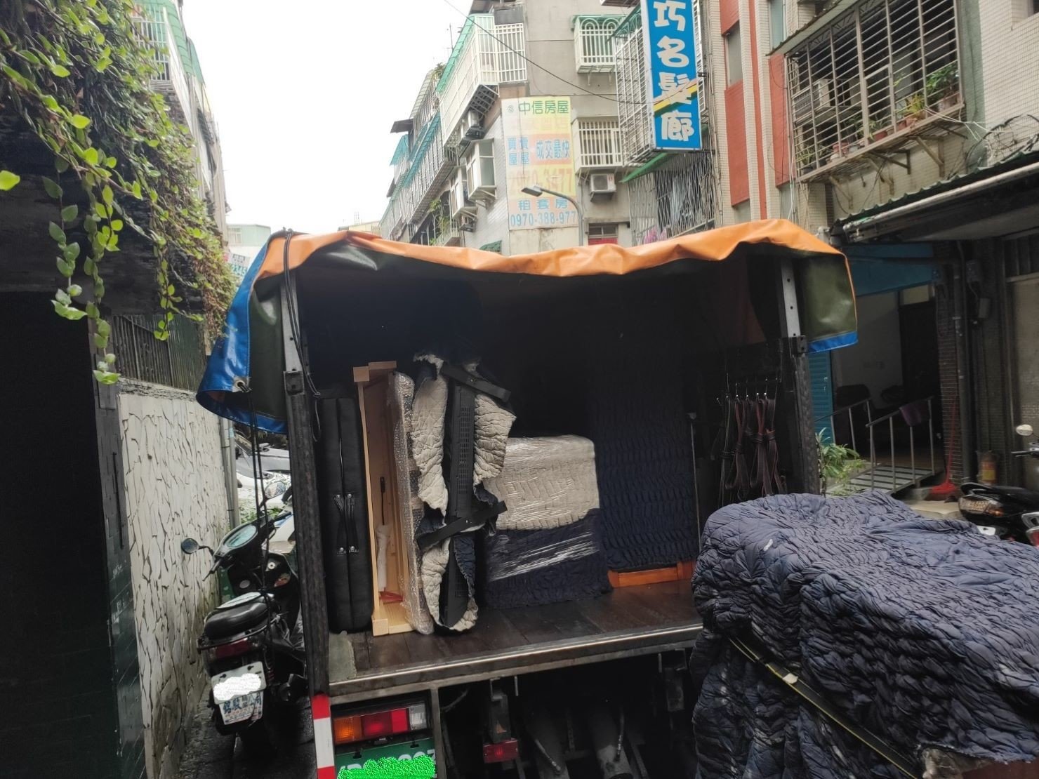 搬家公司推薦、新北搬家推薦【榮福搬家公司】南港搬家、桃園搬家公司推薦、家庭搬家、搬公司行號、台北搬家、搬鋼琴、搬工、搬家具、搬冰箱、搬電視、搬大型家具、搬家電、搬床,針對顧客都秉持以用心實在專業搬家技巧,搬家實在用心值得您的信賴與選擇。歡迎來電咨詢02-2651-2727,榮福搬家有專員立即為您服務。 搬家公司推薦、新北搬家推薦【榮福搬家公司】南港搬家、桃園搬家公司推薦、家庭搬家、搬公司行號、台北搬家、搬鋼琴、搬工、搬家具、搬冰箱、搬電視、搬大型家具、搬家電、搬床,針對顧客都秉持以用心實在專業搬家技巧,搬家實在用心值得您的信賴與選擇。歡迎來電咨詢02-2651-2727,榮福搬家有專員立即為您服務。