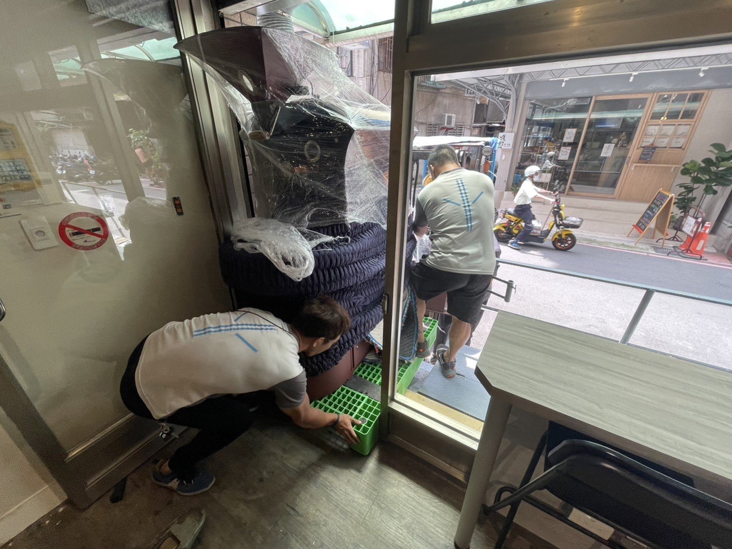 咖啡廠房商用烘豆機搬運、個人工作室烘豆機搬運、搬特殊重物商用烘豆機【榮福搬家】搬特殊重物落地型烘豆機、搬桌上型烘豆機、搬咖啡烘配去石機、搬咖啡烘焙剔石機、搬咖啡豆風選機、搬咖啡豆檢石機、搬咖啡豆選石機、營業用攪拌機搬運、營業用冰箱精緻包裝、營業用烤箱搬遷、麵包切割機、營業用冰箱搬遷、工作檯包裝,工作桌,台北搬家公司推薦:大台北搬家,精緻包裝搬運「細膩包裝、專業搬運、用心服務、以客為尊」是榮福搬家公司的宗旨與精神。歡迎立即來電02-2651-2727專人服務。 咖啡廠房商用烘豆機搬運、個人工作室烘豆機搬運、搬特殊重物商用烘豆機【榮福搬家】搬特殊重物落地型烘豆機、搬桌上型烘豆機、搬咖啡烘配去石機、搬咖啡烘焙剔石機、搬咖啡豆風選機、搬咖啡豆檢石機、搬咖啡豆選石機、營業用攪拌機搬運、營業用冰箱精緻包裝、營業用烤箱搬遷、麵包切割機、營業用冰箱搬遷、工作檯包裝,工作桌,台北搬家公司推薦:大台北搬家,精緻包裝搬運「細膩包裝、專業搬運、用心服務、以客為尊」是榮福搬家公司的宗旨與精神。歡迎立即來電02-2651-2727專人服務。