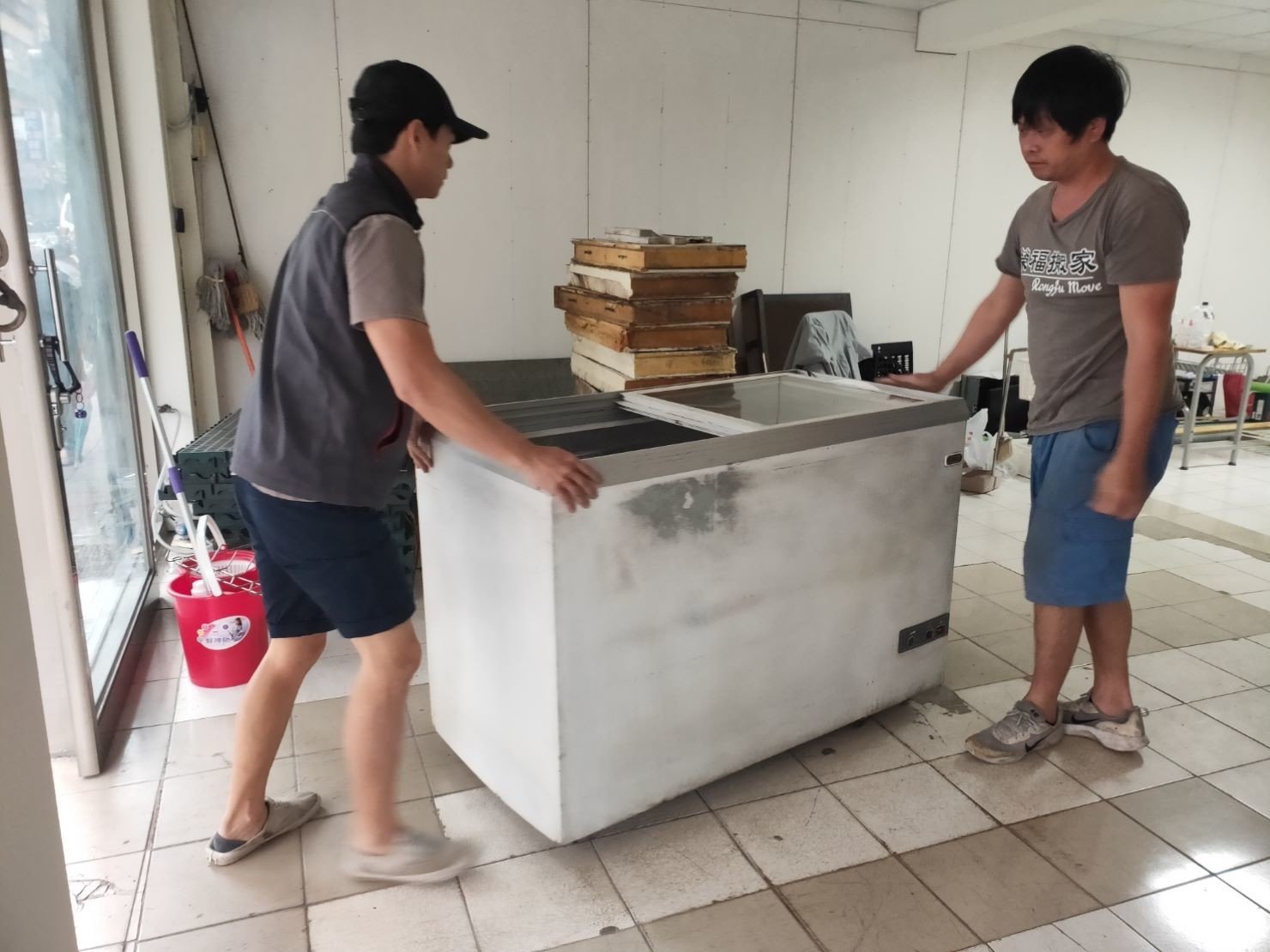 店面搬遷、重物搬運、搬生財器具、大型廚房設備搬運【榮福搬家公司】搬製冰機、搬臥式冰櫃、廠房遷移、中央廚房搬遷、搬洗衣機、搬披薩窯、精搬金庫、搬保險櫃、精搬魚缸、精搬鋼琴、廚具設備搬運、搬工計時、人力搬運、搬運、床墊搬運、搬營業用冰箱、冰箱搬運、搬家首選、吊掛搬運、搬公司行號、特殊重物搬運、專搬重物、新北搬家推薦、搬家公司、基隆搬家、南港搬家、桃園搬家公司、台北搬家公司推薦:大台北搬家,精緻包裝搬運「細膩包裝、專業搬運、用心服務、以客為尊」是榮福搬家公司的宗旨與精神。歡迎立即來電02-2651-2727專人服務。 店面搬遷、重物搬運、搬生財器具、大型廚房設備搬運【榮福搬家公司】搬製冰機、搬臥式冰櫃、廠房遷移、中央廚房搬遷、搬洗衣機、搬披薩窯、精搬金庫、搬保險櫃、精搬魚缸、精搬鋼琴、廚具設備搬運、搬工計時、人力搬運、搬運、床墊搬運、搬營業用冰箱、冰箱搬運、搬家首選、吊掛搬運、搬公司行號、特殊重物搬運、專搬重物、新北搬家推薦、搬家公司、基隆搬家、南港搬家、桃園搬家公司、台北搬家公司推薦:大台北搬家,精緻包裝搬運「細膩包裝、專業搬運、用心服務、以客為尊」是榮福搬家公司的宗旨與精神。歡迎立即來電02-2651-2727專人服務。