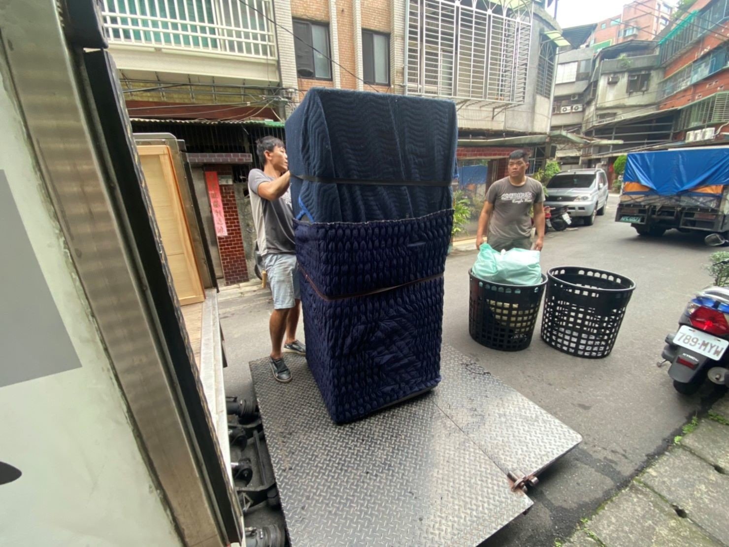 精搬冰箱【榮福搬家公司】搬冰箱、搬家首選、搬家公司推薦:優質搬家,包裝搬運「細膩包裝、專業搬運、用心服務、以客為尊」是榮福搬家公司的宗旨與精神。歡迎立即來電02-2651-2727專人服務。系統式家具拆裝找專業的榮福搬家就對了。 精搬冰箱【榮福搬家公司】搬冰箱、搬家首選、搬家公司推薦:優質搬家,包裝搬運「細膩包裝、專業搬運、用心服務、以客為尊」是榮福搬家公司的宗旨與精神。歡迎立即來電02-2651-2727專人服務。系統式家具拆裝找專業的榮福搬家就對了。