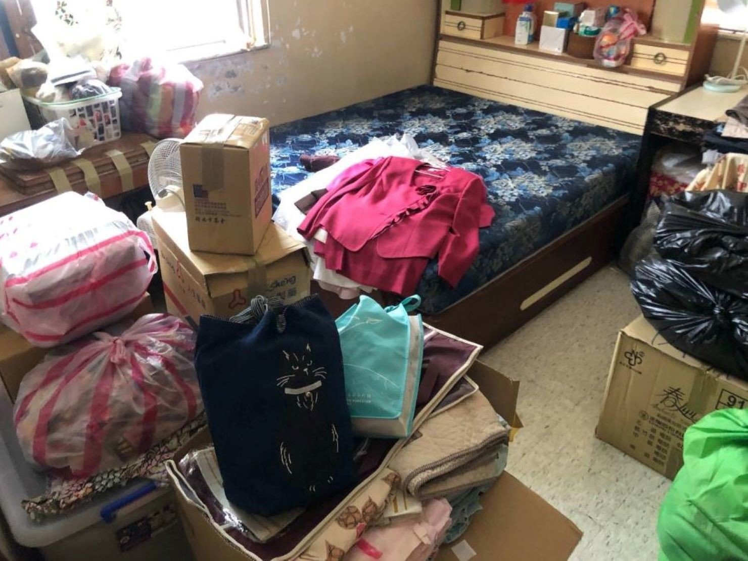 台北搬家推薦【榮福搬家】搬家公司,值得您來選擇:將衣物分類打包,裝箱裝袋,方便日後整理;如易皺衣物須用衣架掛在吊衣箱,避免日後整理時麻煩又懊惱。 台北搬家推薦【榮福搬家】搬家公司,值得您來選擇:將衣物分類打包,裝箱裝袋,方便日後整理;如易皺衣物須用衣架掛在吊衣箱,避免日後整理時麻煩又懊惱。