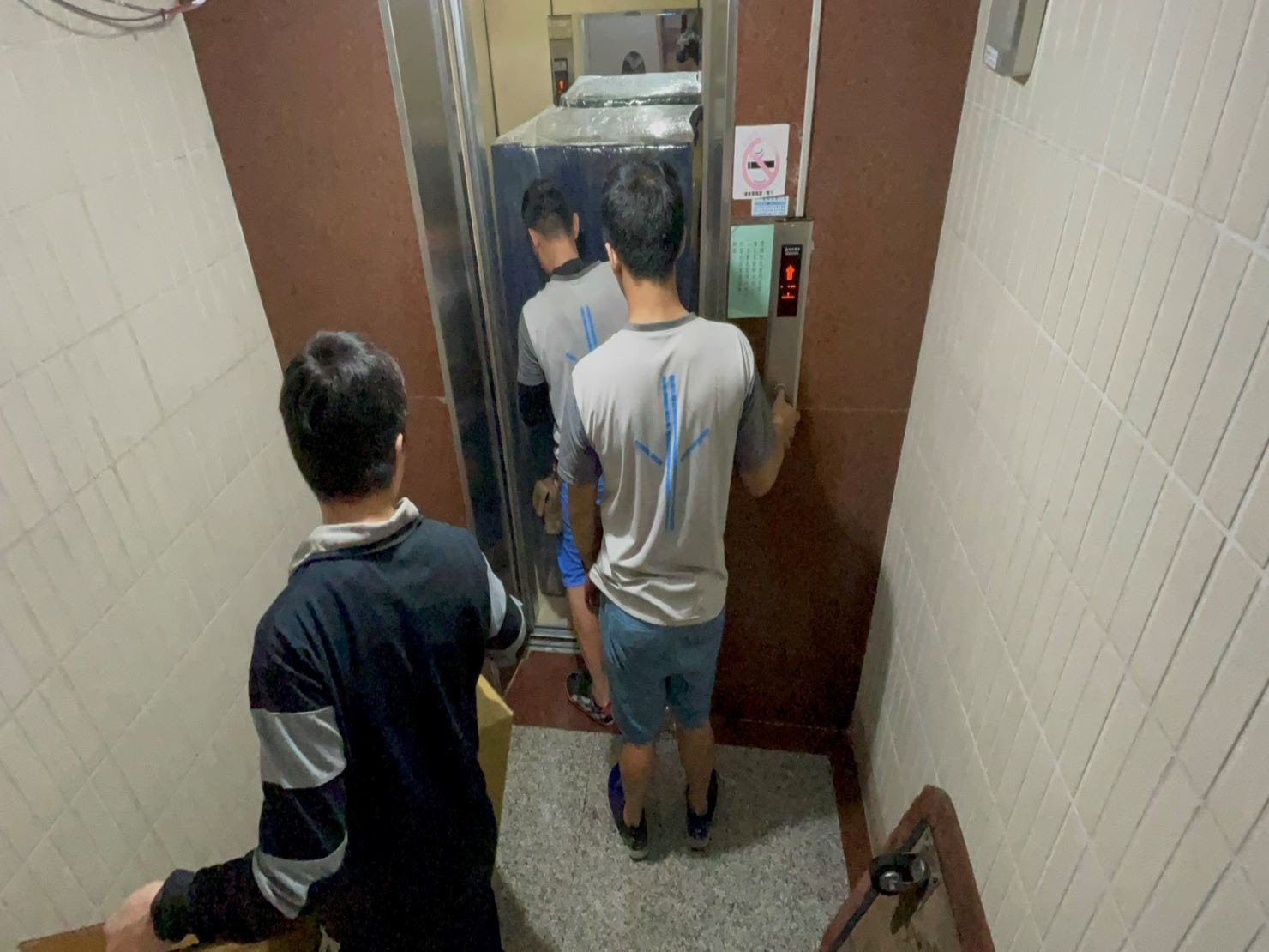 搬家公司推薦、新北搬家推薦【榮福搬家公司】南港搬家、精搬魚缸、桃園搬家公司推薦、台北搬家公司推薦、廢棄家具處理、廢棄家具清運、家庭廢棄物清運、清運、搬家、家具垃圾清運、搬家具、冰箱搬運、基隆搬家、搬洗衣機、搬家電、床墊搬運、搬保險櫃、搬金庫、搬公司行號、跨縣市搬家、搬沙發、家庭搬家、搬家首選、搬鋼琴、搬工、搬運、搬家紙箱,針對顧客都秉持以用心實在專業搬家技巧,搬家實在用心值得您的信賴與選擇。歡迎來電咨詢02-2651-2727,榮福搬家有專員立即為您服務。 搬家公司推薦、新北搬家推薦【榮福搬家公司】南港搬家、精搬魚缸、桃園搬家公司推薦、台北搬家公司推薦、廢棄家具處理、廢棄家具清運、家庭廢棄物清運、清運、搬家、家具垃圾清運、搬家具、冰箱搬運、基隆搬家、搬洗衣機、搬家電、床墊搬運、搬保險櫃、搬金庫、搬公司行號、跨縣市搬家、搬沙發、家庭搬家、搬家首選、搬鋼琴、搬工、搬運、搬家紙箱,針對顧客都秉持以用心實在專業搬家技巧,搬家實在用心值得您的信賴與選擇。歡迎來電咨詢02-2651-2727,榮福搬家有專員立即為您服務。