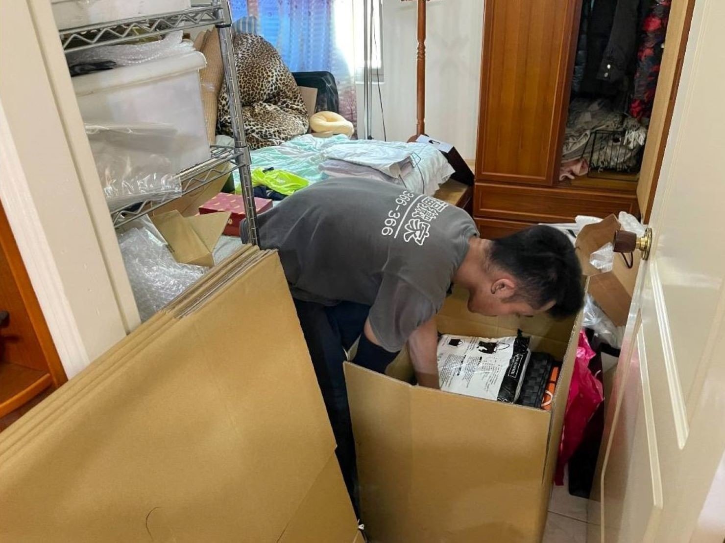 無痛搬家、專人打包、搬家公司推薦、新北搬家公司推薦【榮福搬家公司】國際海運包裝、國際海運運送、安全包裝、基隆搬家、南港搬家、桃園搬家公司推薦、家庭搬家、精密儀器搬運、精密儀器包裝、客製化精緻搬家、精緻包裝、裝箱打包、跨縣市搬家、搬工計時、人工搬運、床墊搬運、冰箱搬運、搬家具、單件家具搬運、單一物件搬運、藝術品包裝運輸、藝術品搬運、搬家首選、吊掛搬運、吊家具搬運、搬家紙箱、氣泡捲、膠膜、黃色透明膠帶、白土報紙、大型家具搬運、紅酒瓶精緻包裝、紅酒櫃包裝、台北搬家公司推薦:大台北搬家,精緻包裝搬運「細膩包裝、專業搬運、用心服務、以客為尊」是榮福搬家公司的宗旨與精神。歡迎立即來電02-2651-2727專人服務。 無痛搬家、專人打包、搬家公司推薦、新北搬家公司推薦【榮福搬家公司】國際海運包裝、國際海運運送、安全包裝、基隆搬家、南港搬家、桃園搬家公司推薦、家庭搬家、精密儀器搬運、精密儀器包裝、客製化精緻搬家、精緻包裝、裝箱打包、跨縣市搬家、搬工計時、人工搬運、床墊搬運、冰箱搬運、搬家具、單件家具搬運、單一物件搬運、藝術品包裝運輸、藝術品搬運、搬家首選、吊掛搬運、吊家具搬運、搬家紙箱、氣泡捲、膠膜、黃色透明膠帶、白土報紙、大型家具搬運、紅酒瓶精緻包裝、紅酒櫃包裝、台北搬家公司推薦:大台北搬家,精緻包裝搬運「細膩包裝、專業搬運、用心服務、以客為尊」是榮福搬家公司的宗旨與精神。歡迎立即來電02-2651-2727專人服務。