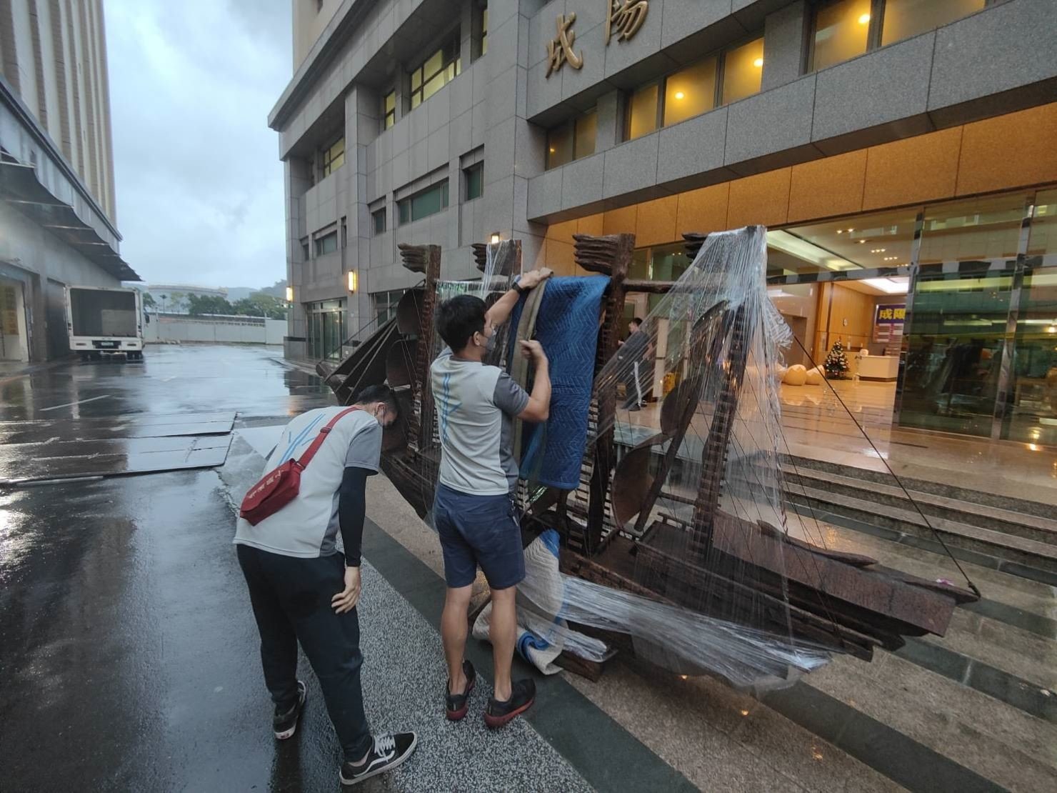 只需吊掛作業?不需用搬家貨車載運?只需搬運單一木雕藝術品【榮福搬家公司】木雕刻品吊掛作業、木雕神像吊掛、木雕刻藝術品吊掛、辦公室大型藝術品搬運、公司行號大型物品吊掛作業、辦公室搬遷、公司行號搬遷、搬工計時、搬家首選、特殊重物搬運、專搬重物、搬重物技巧、新北搬家公司推薦、搬家車、搬家公司、基隆搬家、南港搬家、桃園搬家公司推薦、台北搬家公司推薦:大台北搬家,精緻包裝搬運「細膩包裝、專業搬運、用心服務、以客為尊」是榮福搬家公司的宗旨與精神。歡迎立即來電02-2651-2727專人服務。 只需吊掛作業?不需用搬家貨車載運?只需搬運單一木雕藝術品【榮福搬家公司】木雕刻品吊掛作業、木雕神像吊掛、木雕刻藝術品吊掛、辦公室大型藝術品搬運、公司行號大型物品吊掛作業、辦公室搬遷、公司行號搬遷、搬工計時、搬家首選、特殊重物搬運、專搬重物、搬重物技巧、新北搬家公司推薦、搬家車、搬家公司、基隆搬家、南港搬家、桃園搬家公司推薦、台北搬家公司推薦:大台北搬家,精緻包裝搬運「細膩包裝、專業搬運、用心服務、以客為尊」是榮福搬家公司的宗旨與精神。歡迎立即來電02-2651-2727專人服務。
