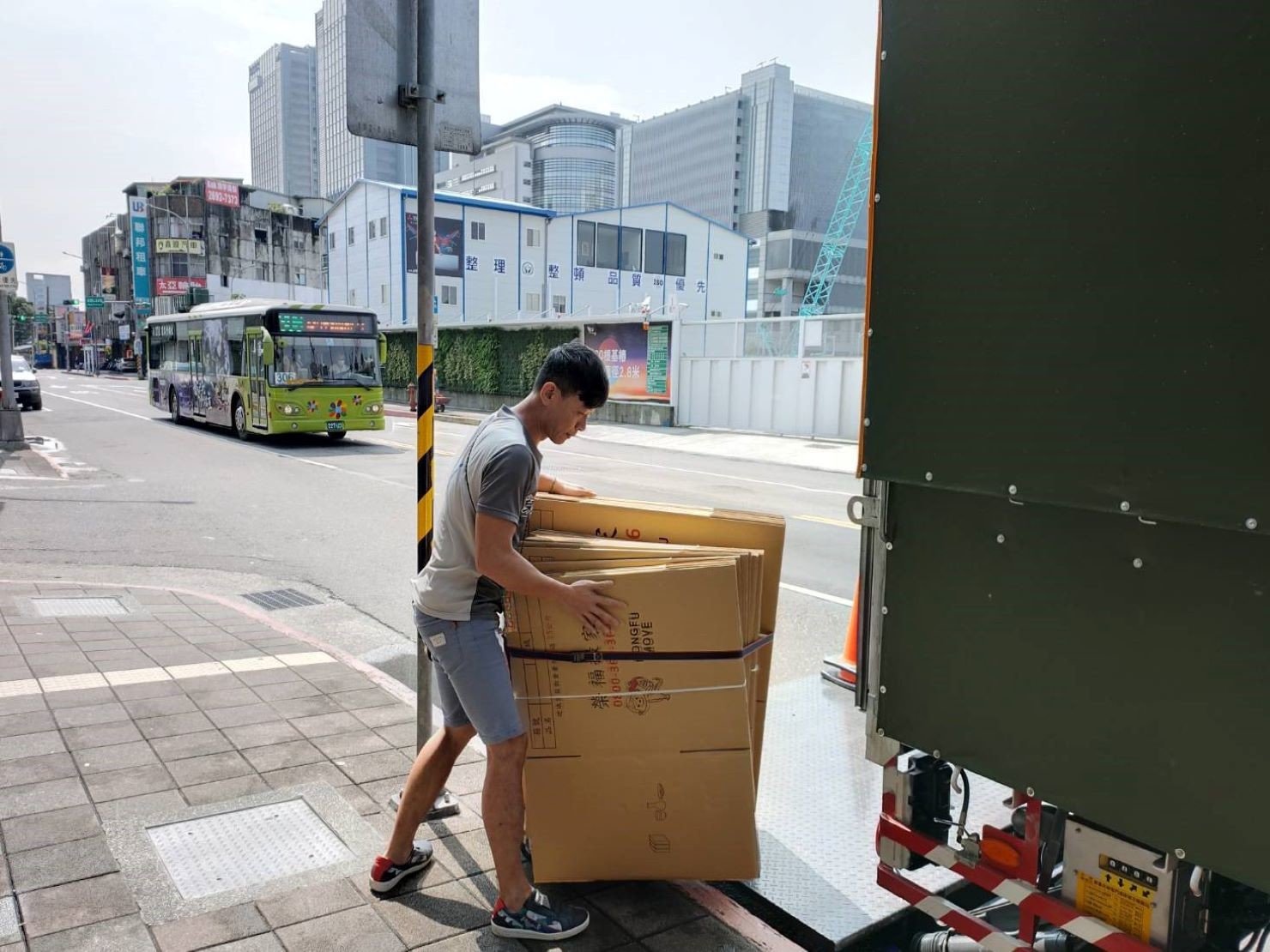 搬家公司找【榮福搬家】專業服務值得您的信賴與託付:專車運送紙箱 搬家公司找【榮福搬家】專業服務值得您的信賴與託付:專車運送紙箱