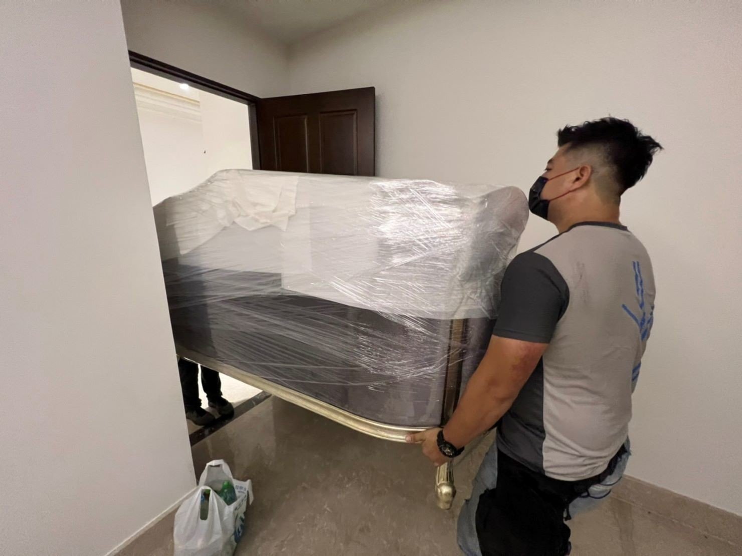 台北倉儲暫放精緻包裝∣南港倉儲暫放精緻包裝∣新北倉儲暫放精緻包裝∣雙北倉儲暫放精緻包裝∣汐止倉儲暫放精緻包裝∣中永和倉儲暫放精緻包裝∣板橋倉儲暫放精緻包裝∣五股倉儲暫放精緻包裝∣基隆倉儲暫放精緻包裝∣桃園倉儲暫放精緻包裝,精緻包裝搬運「細膩包裝、專業搬運、用心服務、以客為尊」是榮福搬家公司的宗旨與精神。歡迎立即來電02-2651-2727專人服務。 台北倉儲暫放精緻包裝∣南港倉儲暫放精緻包裝∣新北倉儲暫放精緻包裝∣雙北倉儲暫放精緻包裝∣汐止倉儲暫放精緻包裝∣中永和倉儲暫放精緻包裝∣板橋倉儲暫放精緻包裝∣五股倉儲暫放精緻包裝∣基隆倉儲暫放精緻包裝∣桃園倉儲暫放精緻包裝,精緻包裝搬運「細膩包裝、專業搬運、用心服務、以客為尊」是榮福搬家公司的宗旨與精神。歡迎立即來電02-2651-2727專人服務。