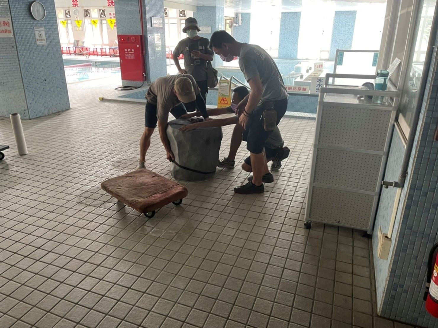 特殊搬運、搬重物【榮福搬家公司】石墩搬運、搬石頭桌椅、造景石頭搬運、大理石桌椅、岩石戶外桌椅、天然石頭庭園桌椅、石頭雕刻物、玉石雕刻擺件、吊掛搬運、特殊重物搬運、專搬重物、搬重物技巧、新北搬家公司推薦、搬家車、搬家公司、基隆搬家、南港搬家、桃園搬家公司推薦、台北搬家公司推薦:大台北搬家,精緻包裝搬運「細膩包裝、專業搬運、用心服務、以客為尊」是榮福搬家公司的宗旨與精神。歡迎立即來電02-2651-2727專人服務。 特殊搬運、搬重物【榮福搬家公司】石墩搬運、搬石頭桌椅、造景石頭搬運、大理石桌椅、岩石戶外桌椅、天然石頭庭園桌椅、石頭雕刻物、玉石雕刻擺件、吊掛搬運、特殊重物搬運、專搬重物、搬重物技巧、新北搬家公司推薦、搬家車、搬家公司、基隆搬家、南港搬家、桃園搬家公司推薦、台北搬家公司推薦:大台北搬家,精緻包裝搬運「細膩包裝、專業搬運、用心服務、以客為尊」是榮福搬家公司的宗旨與精神。歡迎立即來電02-2651-2727專人服務。