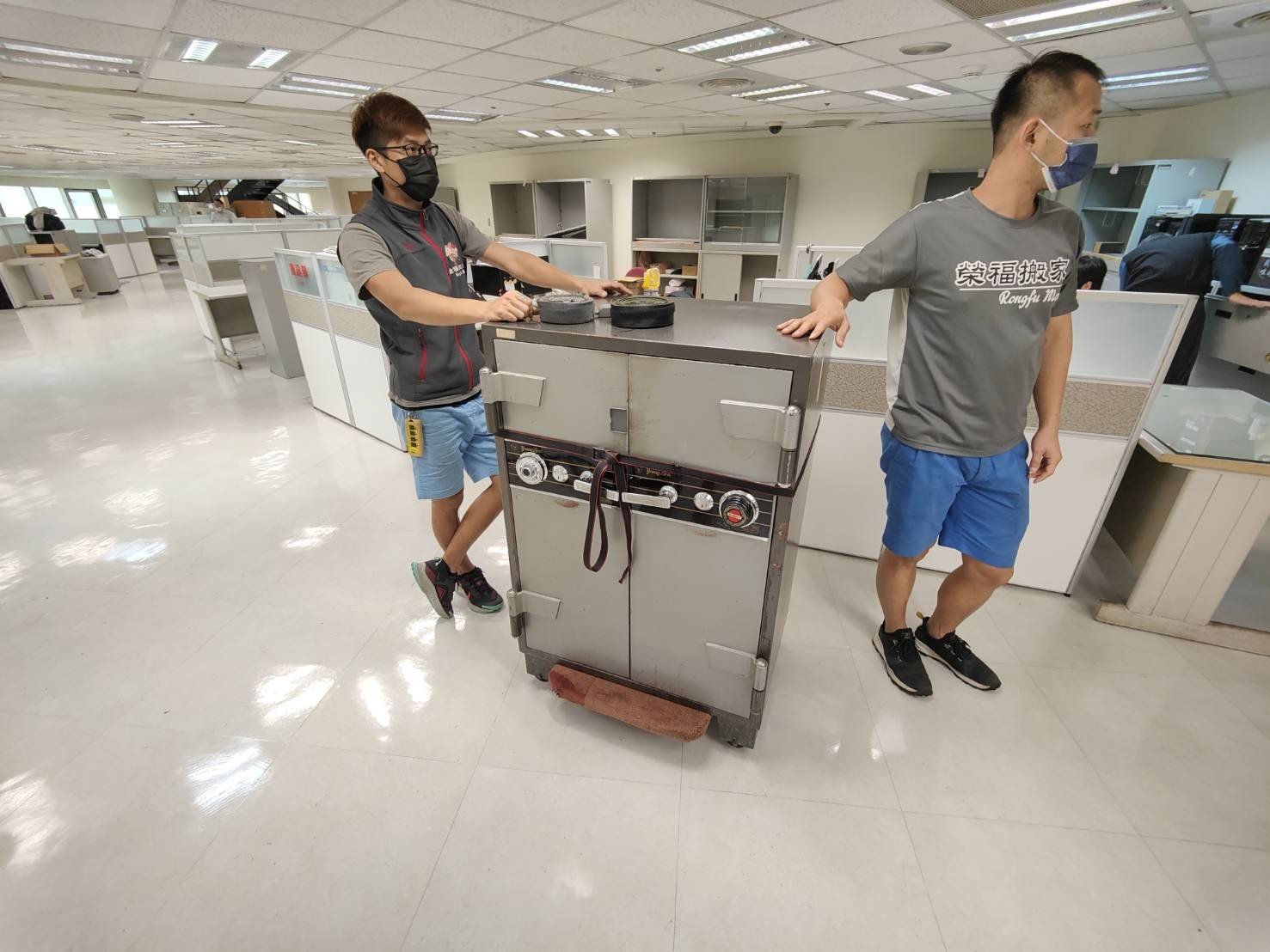 搬家公司推薦、台北辦公室搬遷推薦【榮福搬家公司】 南港辦公室搬遷、桃園辦公室搬遷、新北辦公室搬遷、基隆辦公室搬遷、辦公室同棟不同樓搬工、桃園同棟不同樓搬工、新北同棟不同樓搬工、內湖同棟不同樓搬工、台北同棟不同區塊工搬、新北同棟不同區塊工搬、內湖同棟不同區塊工搬、桃園同棟不同區塊工搬、保險箱、金庫搬運、搬活動櫃、搬公文櫃、搬保密櫃、搬辦公桌、旋轉椅、辦公椅、搬資料櫃、辦公室遷移、搬會客桌、碎紙機、印表機、搬玻璃櫥櫃、會議桌搬運、OA屏風拆裝搬遷、事務機搬運、搬電腦設備、公司行號搬遷、政府機關搬遷、學校單位搬遷、精緻包裝、搬家紙箱、搬鐵櫃、搬保密文件、保密文件銷毀、搬工計時、搬工服務、人力搬運,針對顧客都秉持以用心實在專業搬家技巧,搬家實在用心值得您的信賴與選擇。歡迎來電咨詢02-2651-2727,榮福搬家有專員立即為您服務。 搬家公司推薦、台北辦公室搬遷推薦【榮福搬家公司】 南港辦公室搬遷、桃園辦公室搬遷、新北辦公室搬遷、基隆辦公室搬遷、辦公室同棟不同樓搬工、桃園同棟不同樓搬工、新北同棟不同樓搬工、內湖同棟不同樓搬工、台北同棟不同區塊工搬、新北同棟不同區塊工搬、內湖同棟不同區塊工搬、桃園同棟不同區塊工搬、保險箱、金庫搬運、搬活動櫃、搬公文櫃、搬保密櫃、搬辦公桌、旋轉椅、辦公椅、搬資料櫃、辦公室遷移、搬會客桌、碎紙機、印表機、搬玻璃櫥櫃、會議桌搬運、OA屏風拆裝搬遷、事務機搬運、搬電腦設備、公司行號搬遷、政府機關搬遷、學校單位搬遷、精緻包裝、搬家紙箱、搬鐵櫃、搬保密文件、保密文件銷毀、搬工計時、搬工服務、人力搬運,針對顧客都秉持以用心實在專業搬家技巧,搬家實在用心值得您的信賴與選擇。歡迎來電咨詢02-2651-2727,榮福搬家有專員立即為您服務。