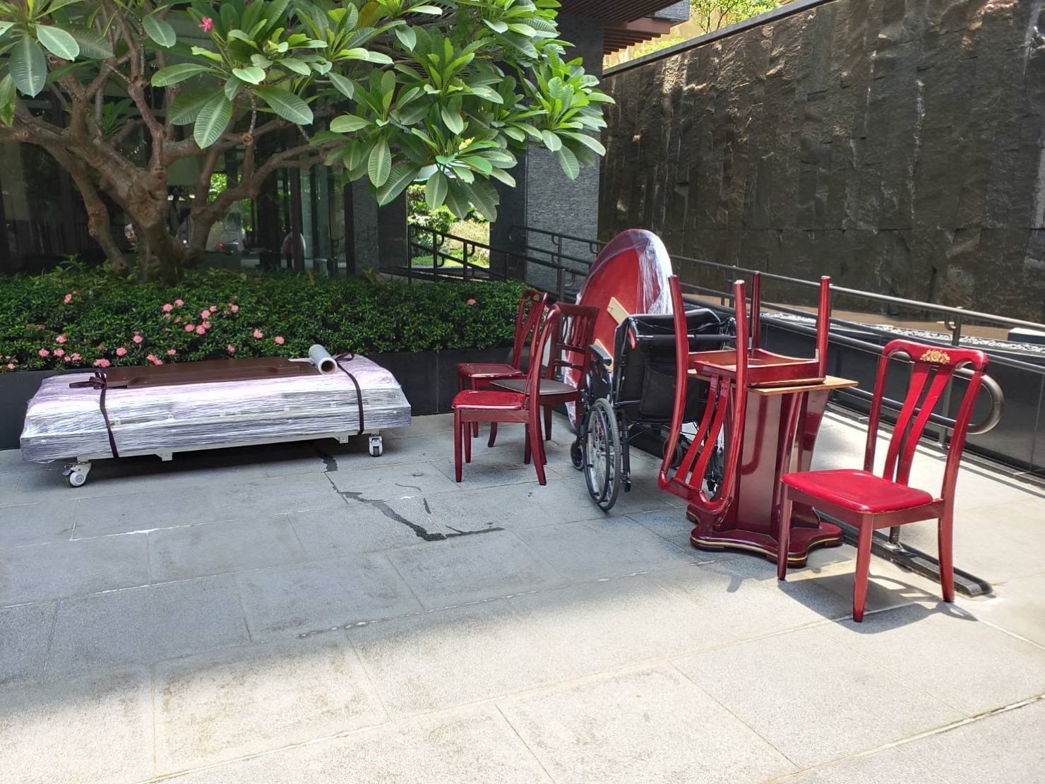 醫療電動床【榮福搬家】口碑第一、台北搬家:用膠膜將醫療電動床的床組與床墊反覆包裹防水氣滲入及防塵,在以兩條束帶將醫療床兩側繫上於推動時穩固不易滑落。 醫療電動床【榮福搬家】口碑第一、台北搬家:用膠膜將醫療電動床的床組與床墊反覆包裹防水氣滲入及防塵,在以兩條束帶將醫療床兩側繫上於推動時穩固不易滑落。