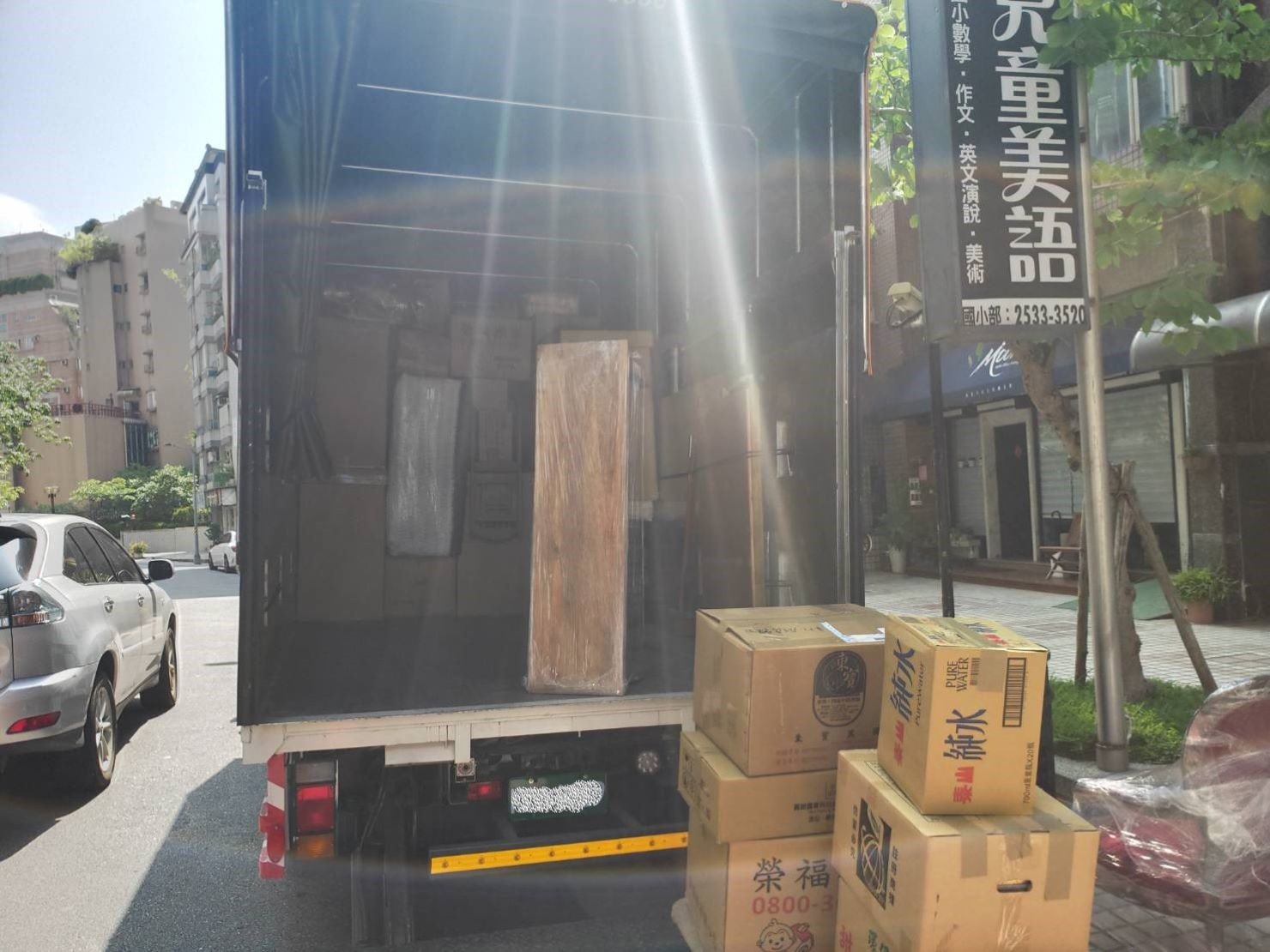 搬家公司【榮福搬家公司】拆裝家具、 搬家口碑第一、台北搬家:先以大型物件搬運上車為主,其餘的小物件可往後堆疊或向上堆疊。 搬家公司【榮福搬家公司】拆裝家具、 搬家口碑第一、台北搬家:先以大型物件搬運上車為主,其餘的小物件可往後堆疊或向上堆疊。