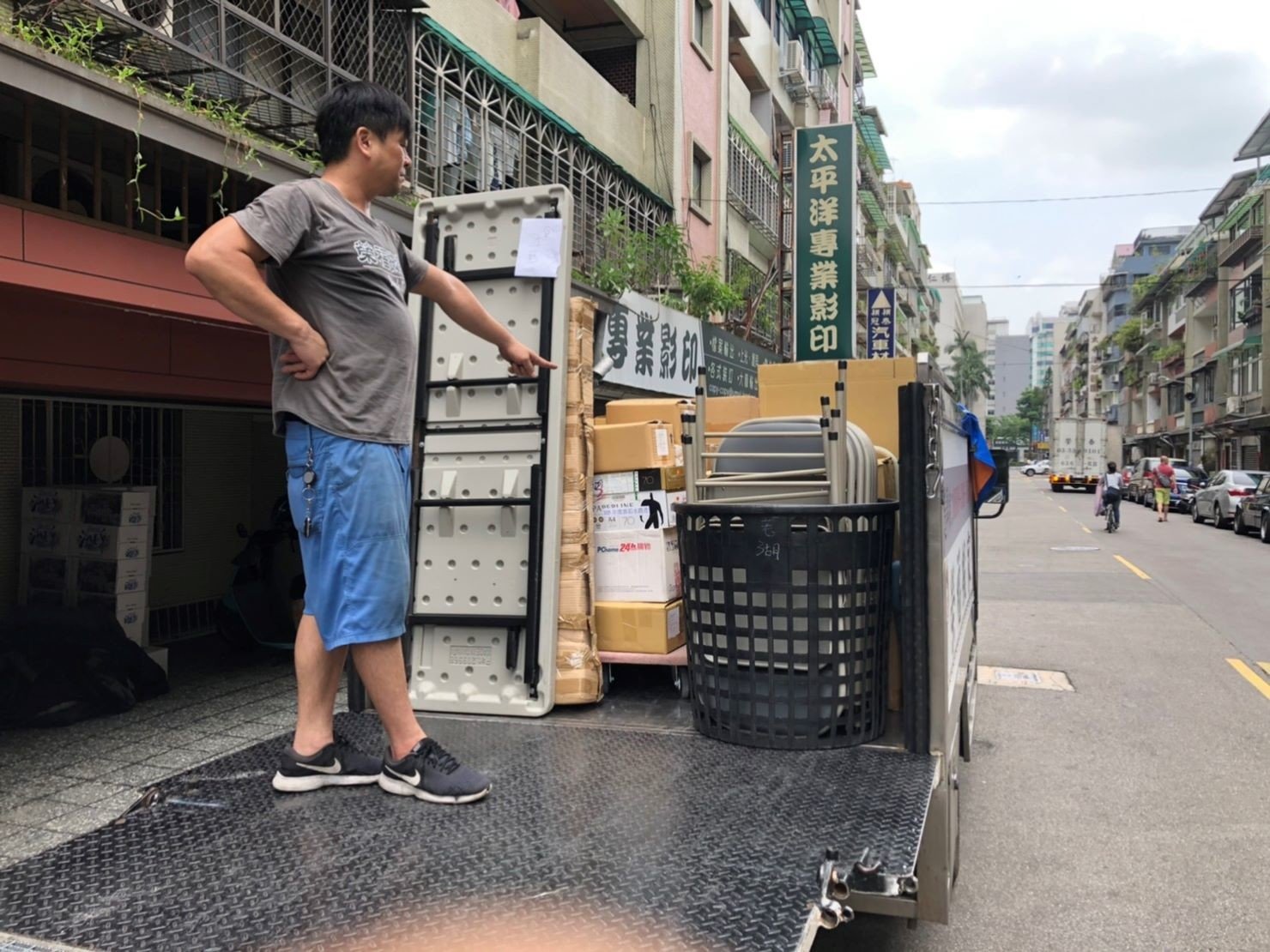台北搬家【榮福搬家公司】搬家推薦給您最優質、最安全的搬遷服務:搬遷時與顧客核對確認搬遷物品是否均上貨車,至新址時確認是否有載到需搬運的全部物品! 台北搬家【榮福搬家公司】搬家推薦給您最優質、最安全的搬遷服務:搬遷時與顧客核對確認搬遷物品是否均上貨車,至新址時確認是否有載到需搬運的全部物品!
