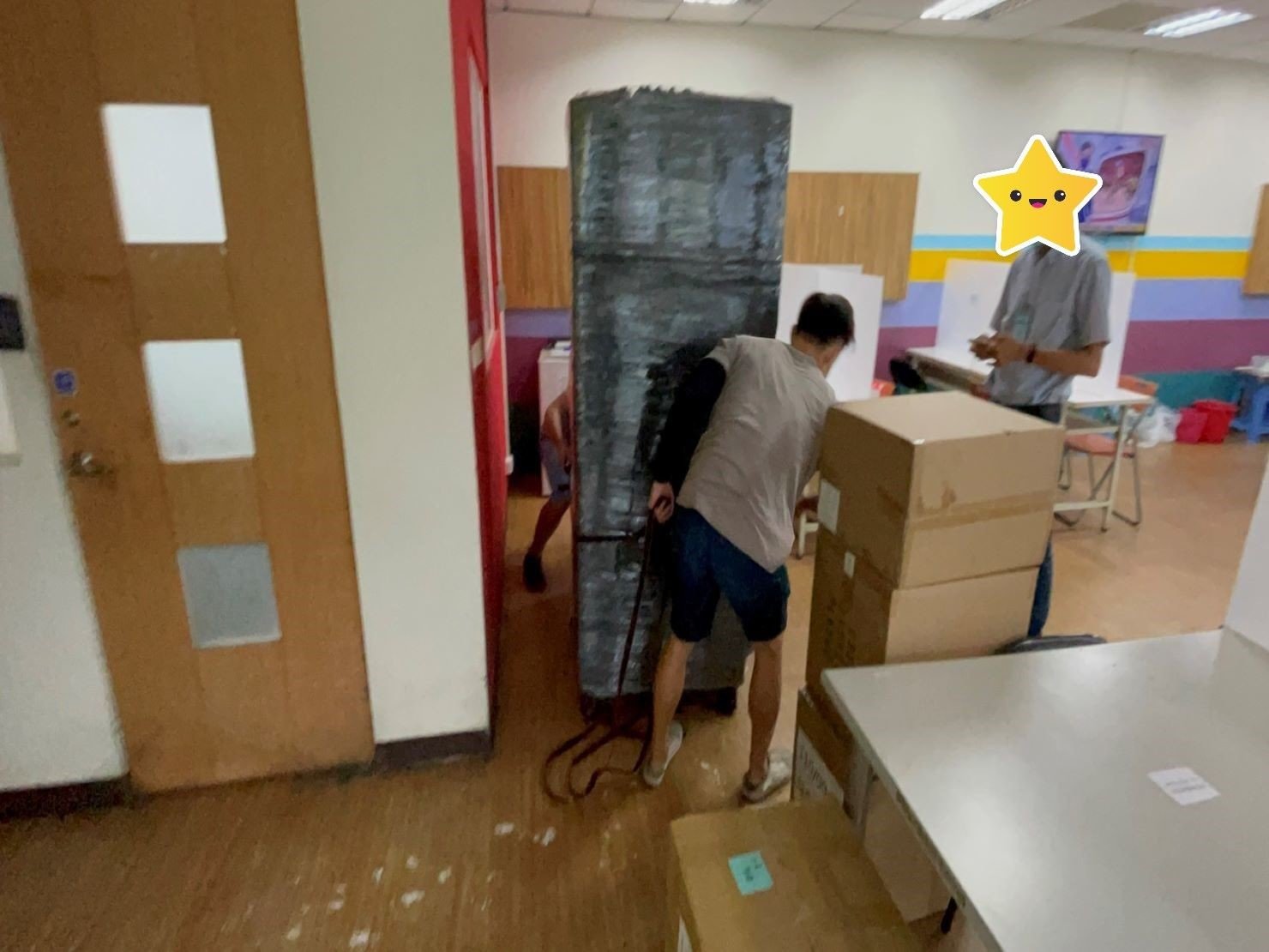 只需搬一件家具?搬運單一生財器具、儀器設備、販賣機、客製化設備、特殊重物推薦【榮福搬家】專業包裝防護搬運「細膩包裝手法、專業搬運技巧、用心服務、以客為尊」是榮福搬家公司的宗旨與精神。歡迎立即來電02-2651-2727專人服務。 只需搬一件家具?搬運單一生財器具、儀器設備、販賣機、客製化設備、特殊重物推薦【榮福搬家】專業包裝防護搬運「細膩包裝手法、專業搬運技巧、用心服務、以客為尊」是榮福搬家公司的宗旨與精神。歡迎立即來電02-2651-2727專人服務。