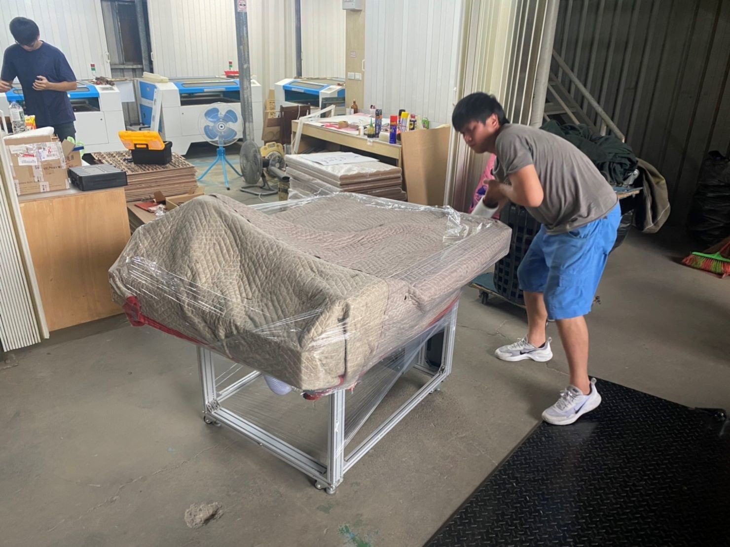 台北搬家公司推薦【榮福搬家公司】搬切割機、搬重物值得您來選擇：先以軍毯將切割機包覆，避免搬運中碰撞及刮傷磨損。