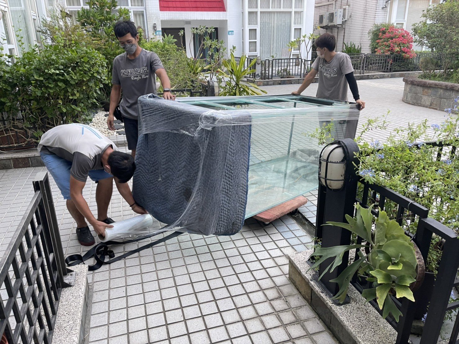 特殊搬運、搬重物【榮福搬家公司】8尺玻璃魚缸、搬單一玻璃魚缸、水族魚缸、精搬魚缸、展示魚缸、風水魚缸、搬魚缸、家庭搬家、跨縣市搬家、搬工計時、人力搬運、、搬家首選、特殊重物搬運、專搬重物、搬重物技巧、新北搬家公司推薦、搬家車、搬家公司、基隆搬家、南港搬家、桃園搬家公司推薦、台北搬家公司推薦:大台北搬家,精緻包裝搬運「細膩包裝、專業搬運、用心服務、以客為尊」是榮福搬家公司的宗旨與精神。歡迎立即來電02-2651-2727專人服務。 特殊搬運、搬重物【榮福搬家公司】8尺玻璃魚缸、搬單一玻璃魚缸、水族魚缸、精搬魚缸、展示魚缸、風水魚缸、搬魚缸、家庭搬家、跨縣市搬家、搬工計時、人力搬運、、搬家首選、特殊重物搬運、專搬重物、搬重物技巧、新北搬家公司推薦、搬家車、搬家公司、基隆搬家、南港搬家、桃園搬家公司推薦、台北搬家公司推薦:大台北搬家,精緻包裝搬運「細膩包裝、專業搬運、用心服務、以客為尊」是榮福搬家公司的宗旨與精神。歡迎立即來電02-2651-2727專人服務。