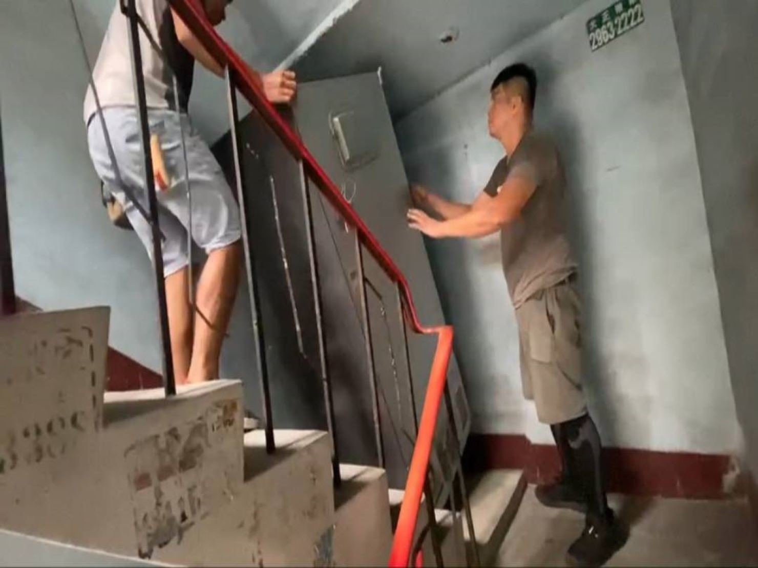 台北搬家公司推薦【榮福搬家】優質搬家,包裝搬運「細膩包裝、專業搬運、用心服務、以客為尊」值得您來選擇:冰箱尺寸大、重量重,需要兩位師傅合力搬運。 台北搬家公司推薦【榮福搬家】優質搬家,包裝搬運「細膩包裝、專業搬運、用心服務、以客為尊」值得您來選擇:冰箱尺寸大、重量重,需要兩位師傅合力搬運。