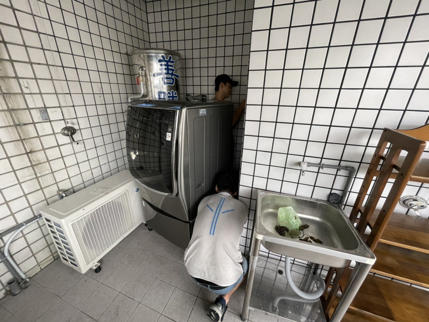 搬滾筒洗脫烘洗衣機【榮福搬家公司】搬洗衣機、精搬金庫、搬保險櫃、精搬魚缸、魚缸搬運、跨縣搬家、搬工派遣、搬洗衣機、搬床墊、搬冰箱、搬家具、搬家首選、吊掛搬運、吊家具搬運、新北搬家公司推薦、桃園搬家推薦、南港搬家、基隆搬家、台北搬家公司推薦:大台北搬家,精緻包裝搬運「細膩包裝、專業搬運、用心服務、以客為尊」是榮福搬家公司的宗旨與精神。歡迎立即來電02-2651-2727專人服務。 搬滾筒洗脫烘洗衣機【榮福搬家公司】搬洗衣機、精搬金庫、搬保險櫃、精搬魚缸、魚缸搬運、跨縣搬家、搬工派遣、搬洗衣機、搬床墊、搬冰箱、搬家具、搬家首選、吊掛搬運、吊家具搬運、新北搬家公司推薦、桃園搬家推薦、南港搬家、基隆搬家、台北搬家公司推薦:大台北搬家,精緻包裝搬運「細膩包裝、專業搬運、用心服務、以客為尊」是榮福搬家公司的宗旨與精神。歡迎立即來電02-2651-2727專人服務。