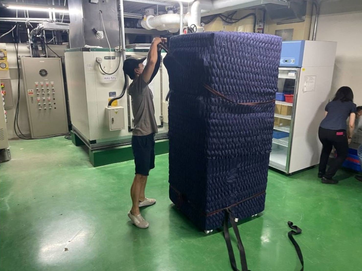 特殊重物搬運、專搬重物、特殊搬運、搬生醫設備【榮福搬家公司】跨縣市搬家、搬工計時、人工搬運、搬直立式冷凍櫃、搬超低溫冰箱、負86度超低溫冰箱搬運、營業用冰箱搬運、搬機械設備、各式機台搬運、精密儀器、臥室工作檯冰箱、實驗室設備、廚房大型設備搬運、搬營業用製冰機、廠房遷移、店面搬遷，實驗室搬遷、搬家首選、吊車吊掛搬運、吊家具搬運、台北搬家公司推薦：大台北搬家，精緻包裝搬運「細膩包裝、專業搬運、用心服務、以客為尊」是榮福搬家公司的宗旨與精神。歡迎立即來電02-2651-2727專人服務。