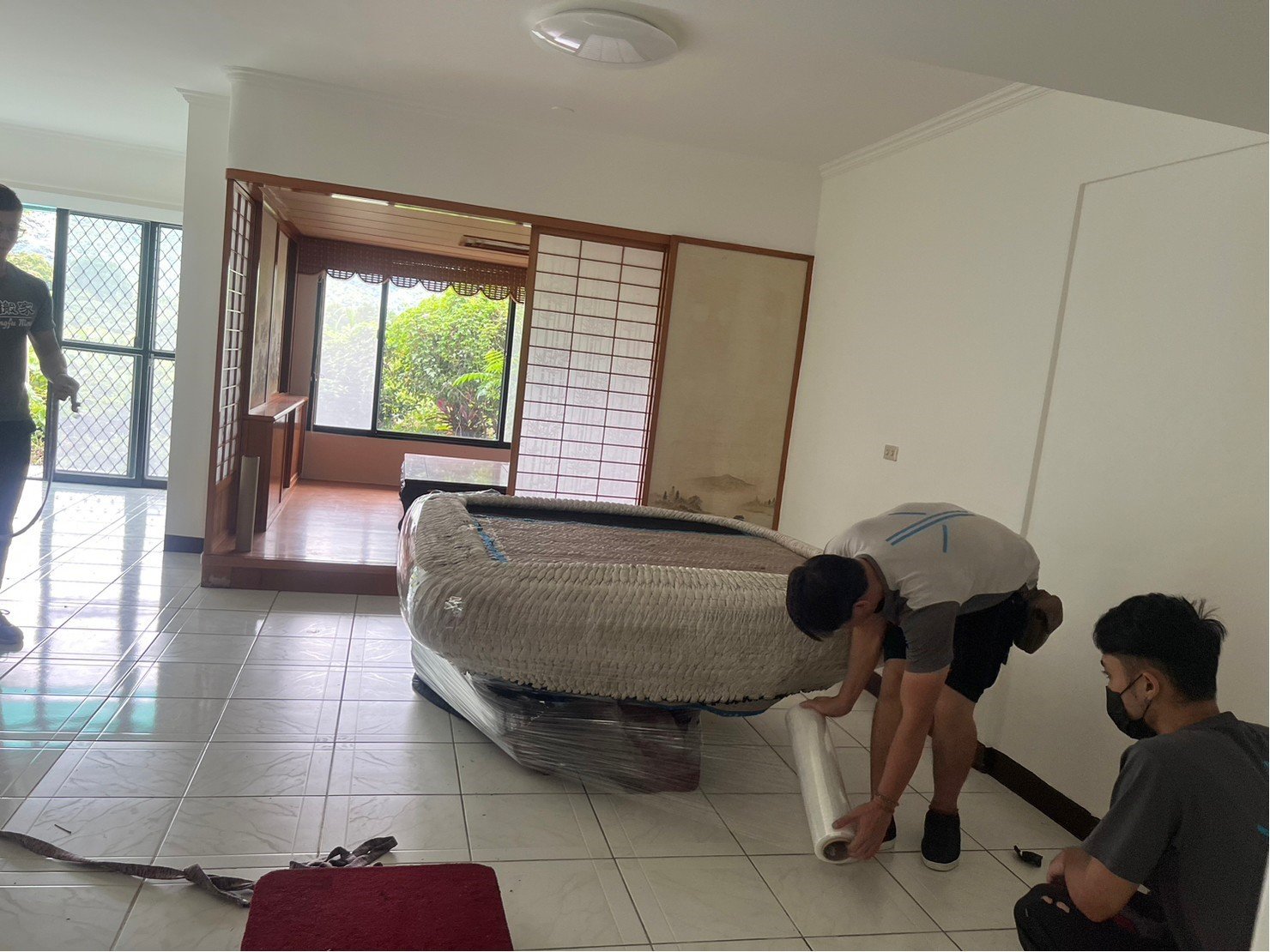 特殊搬運、搬重物【榮福搬家公司】單一家具搬運、原木桌、原木樹根茶桌、原木泡茶桌、實木桌、實木泡茶桌、專業搬運、進口原木餐桌、500公斤原木桌搬運、跨縣市搬家、搬工計時、人力搬運、搬家首選、吊掛搬運、特殊重物搬運、專搬重物、搬重物技巧、新北搬家公司推薦、搬家車、搬家公司、基隆搬家、南港搬家、桃園搬家公司推薦、台北搬家公司推薦:大台北搬家,精緻包裝搬運「細膩包裝、專業搬運、用心服務、以客為尊」是榮福搬家公司的宗旨與精神。歡迎立即來電02-2651-2727專人服務。 特殊搬運、搬重物【榮福搬家公司】單一家具搬運、原木桌、原木樹根茶桌、原木泡茶桌、實木桌、實木泡茶桌、專業搬運、進口原木餐桌、500公斤原木桌搬運、跨縣市搬家、搬工計時、人力搬運、搬家首選、吊掛搬運、特殊重物搬運、專搬重物、搬重物技巧、新北搬家公司推薦、搬家車、搬家公司、基隆搬家、南港搬家、桃園搬家公司推薦、台北搬家公司推薦:大台北搬家,精緻包裝搬運「細膩包裝、專業搬運、用心服務、以客為尊」是榮福搬家公司的宗旨與精神。歡迎立即來電02-2651-2727專人服務。