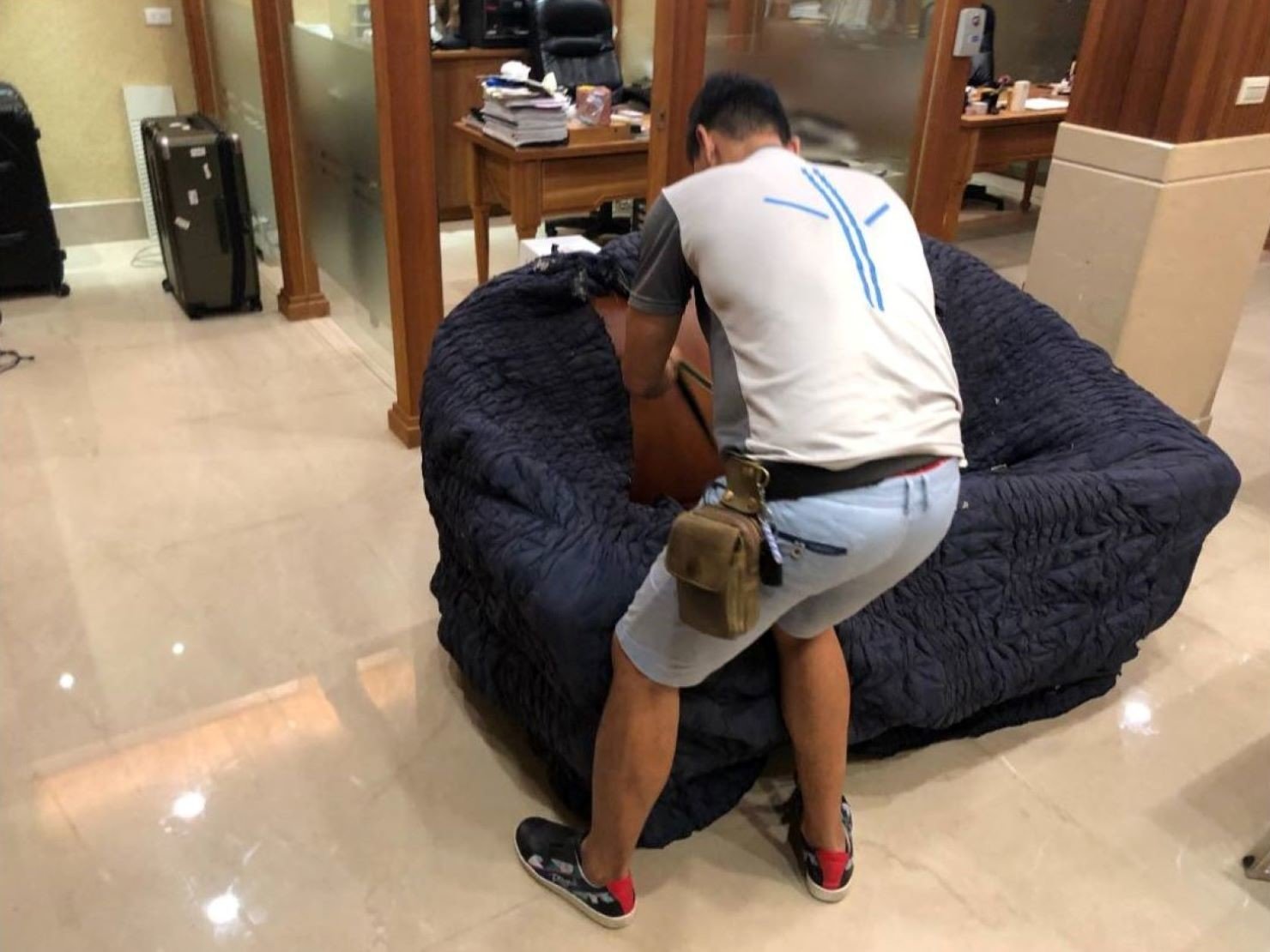 台北搬家公司推薦【榮福搬家】值得您來選擇:師傅將布繩拉緊綑綁住套著日式布套的雙人皮製沙發椅 台北搬家公司推薦【榮福搬家】值得您來選擇:師傅將布繩拉緊綑綁住套著日式布套的雙人皮製沙發椅