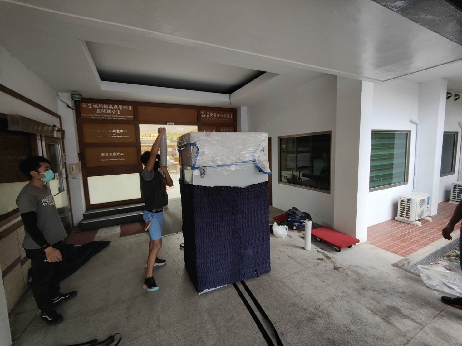 專搬生醫設備、搬精密儀器、實驗室冷凍櫃搬運、生技實驗設備、台北搬實驗設備、南港搬實驗設備、新北搬實驗設備、雙北搬實驗設備、汐止搬實驗設備、中永和搬實驗設備、板橋搬實驗設備、五股搬實驗設備、基隆搬實驗設備、桃園搬實驗設備、搬生醫設備推薦【榮福搬家】擁有各式各樣特殊重物搬運的經驗,用心實在給予最佳搬運服務,特殊重物搬運唯一首選榮福搬家公司。 專搬生醫設備、搬精密儀器、實驗室冷凍櫃搬運、生技實驗設備、台北搬實驗設備、南港搬實驗設備、新北搬實驗設備、雙北搬實驗設備、汐止搬實驗設備、中永和搬實驗設備、板橋搬實驗設備、五股搬實驗設備、基隆搬實驗設備、桃園搬實驗設備、搬生醫設備推薦【榮福搬家】擁有各式各樣特殊重物搬運的經驗,用心實在給予最佳搬運服務,特殊重物搬運唯一首選榮福搬家公司。