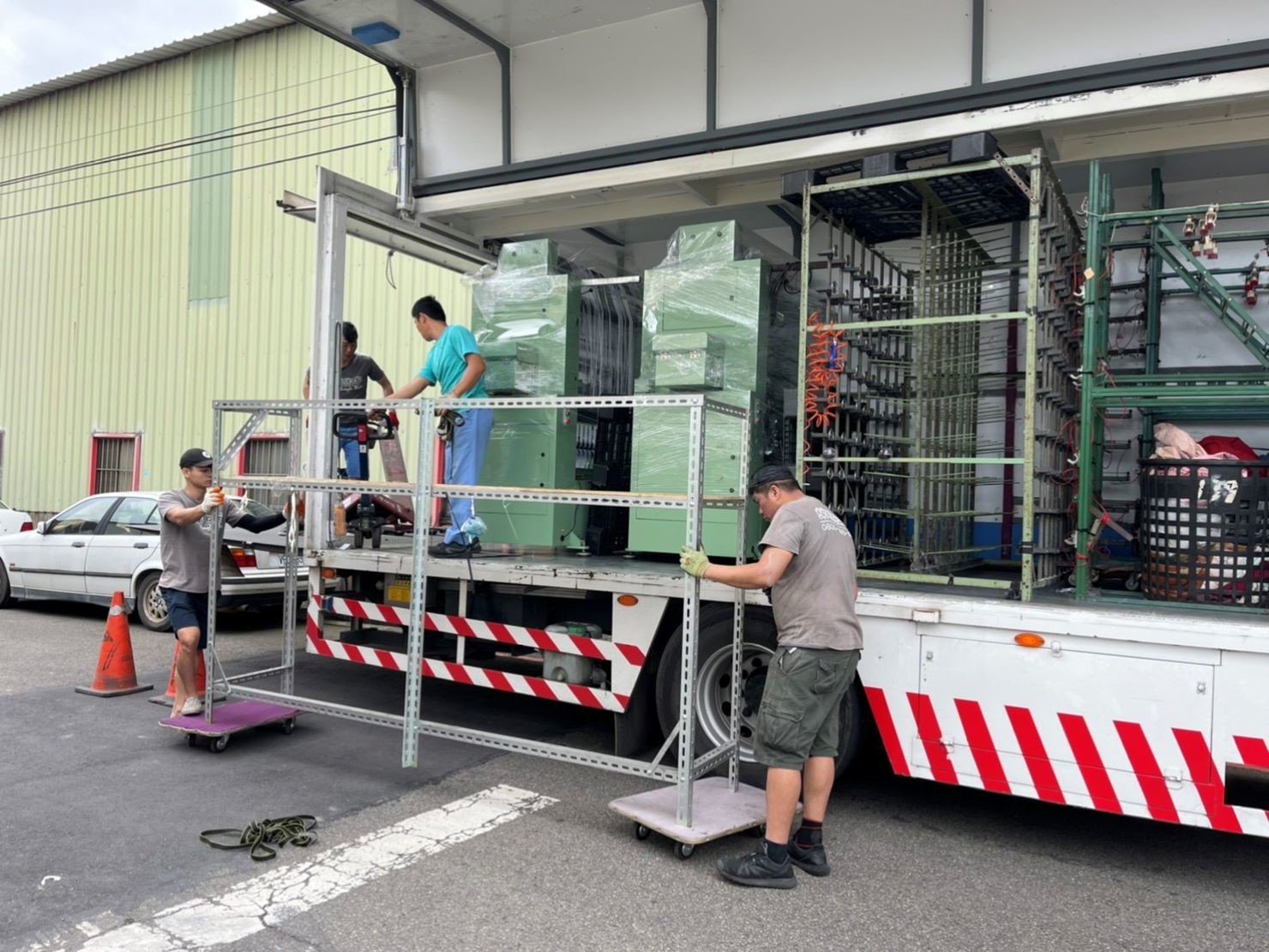 廠房遷移、搬製帶機器、搬重物【榮福搬家公司】大型織帶機搬運、公司行號搬遷、石墩搬運、搬石椅、搬石頭桌、搬洗衣機、搬披薩窯、精搬金庫、搬保險櫃、精搬魚缸、精搬鋼琴、搬醫療床、大型健身器材搬運、大型廚具設備搬運、各式各樣機台搬運、跨縣市搬家、搬工計時、人力搬運、搬運、搬床墊、營業用冰箱搬運、大型家具運送、重物搬運首選、吊掛搬運、吊家具搬運、特殊重物搬運、專搬重物、重物搬運器、手動油壓拖板車、新北搬家推薦、搬家公司、基隆搬家、南港搬家、桃園搬家公司、台北搬家公司推薦:大台北搬家,精緻包裝搬運「細膩包裝、專業搬運、用心服務、以客為尊」是榮福搬家公司的宗旨與精神。歡迎立即來電02-2651-2727專人服務。 廠房遷移、搬製帶機器、搬重物【榮福搬家公司】大型織帶機搬運、公司行號搬遷、石墩搬運、搬石椅、搬石頭桌、搬洗衣機、搬披薩窯、精搬金庫、搬保險櫃、精搬魚缸、精搬鋼琴、搬醫療床、大型健身器材搬運、大型廚具設備搬運、各式各樣機台搬運、跨縣市搬家、搬工計時、人力搬運、搬運、搬床墊、營業用冰箱搬運、大型家具運送、重物搬運首選、吊掛搬運、吊家具搬運、特殊重物搬運、專搬重物、重物搬運器、手動油壓拖板車、新北搬家推薦、搬家公司、基隆搬家、南港搬家、桃園搬家公司、台北搬家公司推薦:大台北搬家,精緻包裝搬運「細膩包裝、專業搬運、用心服務、以客為尊」是榮福搬家公司的宗旨與精神。歡迎立即來電02-2651-2727專人服務。