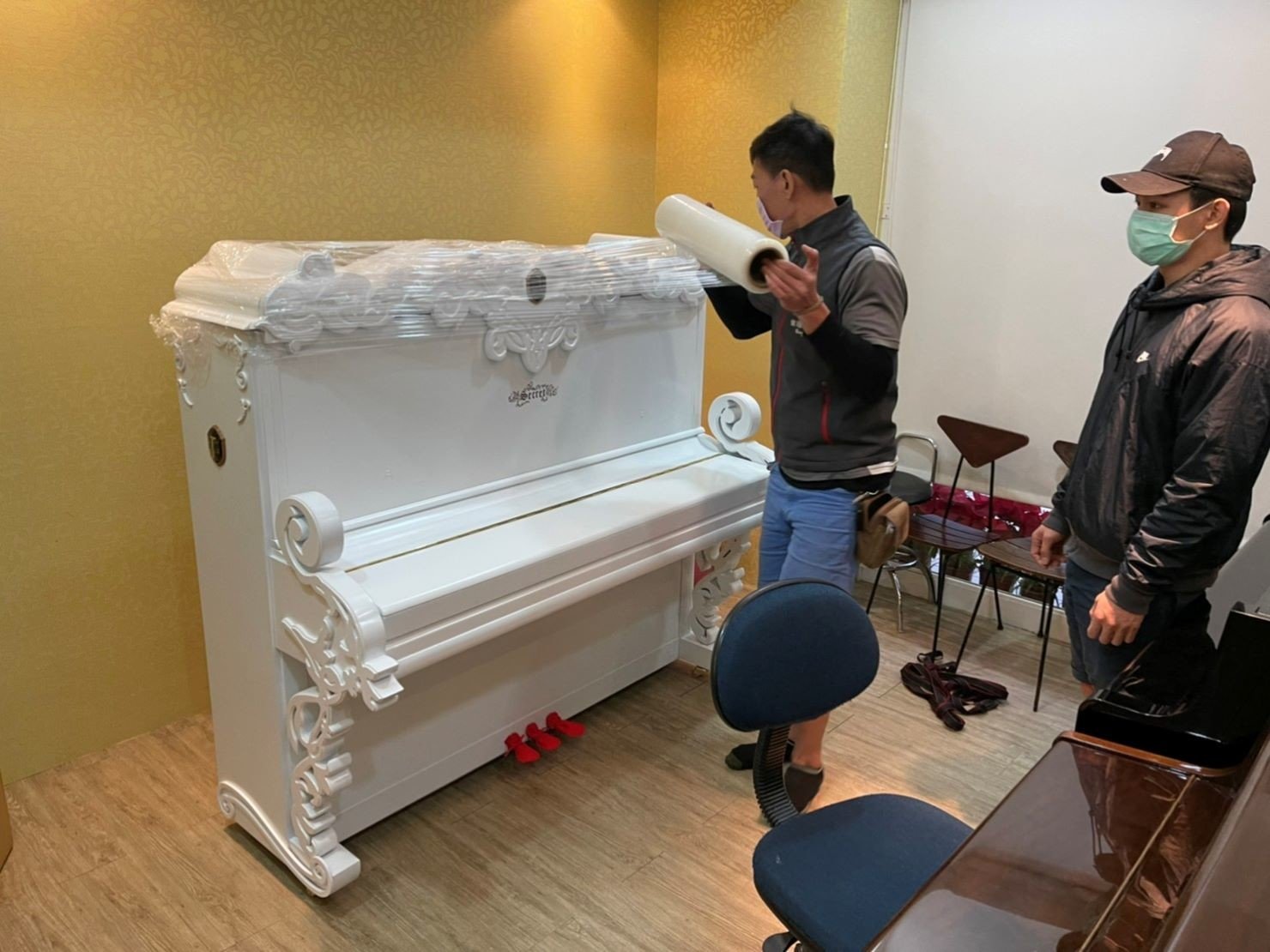 重物搬運【榮福搬家公司】搬鋼琴、搬家達人、搬洗衣機、搬披薩窯、精搬金庫、搬保險櫃、精搬魚缸、精搬鋼琴、跨縣搬家、搬工派遣、搬運、搬床墊、搬冰箱、搬家具、搬家首選、吊掛搬運、吊家具搬運、特殊重物搬運、專搬重物、新北搬家推薦、搬家公司、基隆搬家、南港搬家、桃園搬家公司、台北搬家公司推薦:大台北搬家,精緻包裝搬運「細膩包裝、專業搬運、用心服務、以客為尊」是榮福搬家公司的宗旨與精神。歡迎立即來電02-2651-2727專人服務。雕花鋼琴細膩的防護措施、專業的搬運,新北搬家公司推薦、鋼琴搬運好評推薦,專搬鋼琴的榮福搬家公司。 重物搬運【榮福搬家公司】搬鋼琴、搬家達人、搬洗衣機、搬披薩窯、精搬金庫、搬保險櫃、精搬魚缸、精搬鋼琴、跨縣搬家、搬工派遣、搬運、搬床墊、搬冰箱、搬家具、搬家首選、吊掛搬運、吊家具搬運、特殊重物搬運、專搬重物、新北搬家推薦、搬家公司、基隆搬家、南港搬家、桃園搬家公司、台北搬家公司推薦:大台北搬家,精緻包裝搬運「細膩包裝、專業搬運、用心服務、以客為尊」是榮福搬家公司的宗旨與精神。歡迎立即來電02-2651-2727專人服務。雕花鋼琴細膩的防護措施、專業的搬運,新北搬家公司推薦、鋼琴搬運好評推薦,專搬鋼琴的榮福搬家公司。