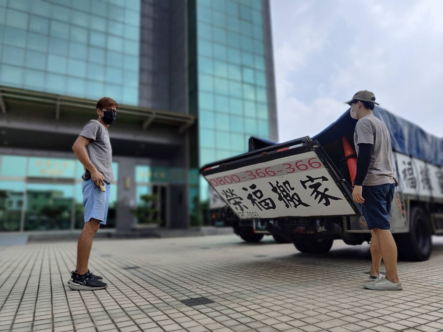特殊搬運、搬重物【榮福搬家公司】石墩搬運、搬石頭桌椅、造景石頭搬運、大理石桌椅、岩石戶外桌椅、天然石頭庭園桌椅、石頭雕刻物、玉石雕刻擺件、吊掛搬運、特殊重物搬運、專搬重物、搬重物技巧、新北搬家公司推薦、搬家車、搬家公司、基隆搬家、南港搬家、桃園搬家公司推薦、台北搬家公司推薦:大台北搬家,精緻包裝搬運「細膩包裝、專業搬運、用心服務、以客為尊」是榮福搬家公司的宗旨與精神。歡迎立即來電02-2651-2727專人服務。 特殊搬運、搬重物【榮福搬家公司】石墩搬運、搬石頭桌椅、造景石頭搬運、大理石桌椅、岩石戶外桌椅、天然石頭庭園桌椅、石頭雕刻物、玉石雕刻擺件、吊掛搬運、特殊重物搬運、專搬重物、搬重物技巧、新北搬家公司推薦、搬家車、搬家公司、基隆搬家、南港搬家、桃園搬家公司推薦、台北搬家公司推薦:大台北搬家,精緻包裝搬運「細膩包裝、專業搬運、用心服務、以客為尊」是榮福搬家公司的宗旨與精神。歡迎立即來電02-2651-2727專人服務。