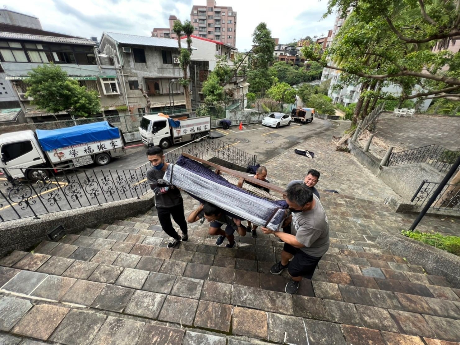 台北搬家吊掛搬運∣南港搬家吊掛搬運∣新北搬家吊掛搬運∣雙北搬家吊掛搬運∣汐止搬家吊掛搬運∣五股搬家吊掛搬運∣中永和搬家吊掛搬運∣板橋搬家吊掛搬運∣桃園搬家吊掛搬運推薦【榮福搬家】屬專業搬家細膩運唯一首選,累積20年各式各樣特殊重物的搬運經驗,專業敏捷快速完成您的各項搬運任務。榮福搬家具備精緻包裝搬運「細膩包裝、專業搬運、用心服務、以客為尊」是榮福搬家公司的宗旨與精神。歡迎立即來電02-2651-2727專人服務。 台北搬家吊掛搬運∣南港搬家吊掛搬運∣新北搬家吊掛搬運∣雙北搬家吊掛搬運∣汐止搬家吊掛搬運∣五股搬家吊掛搬運∣中永和搬家吊掛搬運∣板橋搬家吊掛搬運∣桃園搬家吊掛搬運推薦【榮福搬家】屬專業搬家細膩運唯一首選,累積20年各式各樣特殊重物的搬運經驗,專業敏捷快速完成您的各項搬運任務。榮福搬家具備精緻包裝搬運「細膩包裝、專業搬運、用心服務、以客為尊」是榮福搬家公司的宗旨與精神。歡迎立即來電02-2651-2727專人服務。