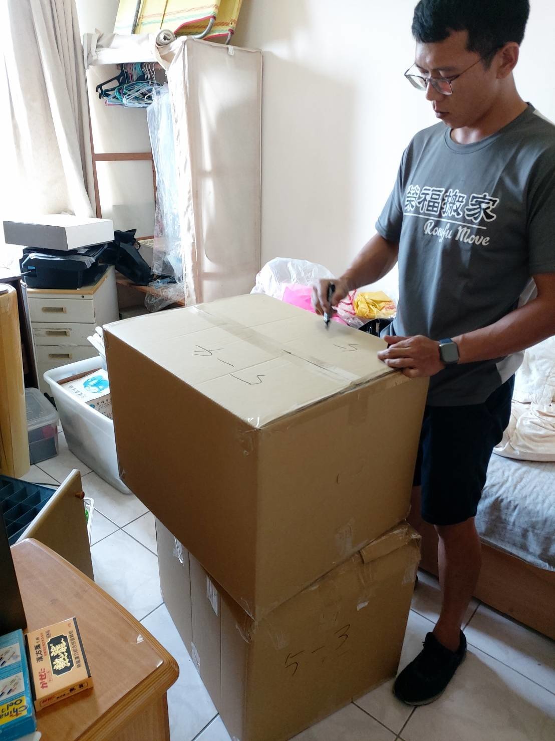 無痛搬家、專人打包、搬家公司推薦、新北搬家公司推薦【榮福搬家公司】國際海運包裝、國際海運運送、安全包裝、基隆搬家、南港搬家、桃園搬家公司推薦、家庭搬家、精密儀器搬運、精密儀器包裝、客製化精緻搬家、精緻包裝、裝箱打包、跨縣市搬家、搬工計時、人工搬運、床墊搬運、冰箱搬運、搬家具、單件家具搬運、單一物件搬運、藝術品包裝運輸、藝術品搬運、搬家首選、吊掛搬運、吊家具搬運、搬家紙箱、氣泡捲、膠膜、黃色透明膠帶、白土報紙、大型家具搬運、紅酒瓶精緻包裝、紅酒櫃包裝、台北搬家公司推薦:大台北搬家,精緻包裝搬運「細膩包裝、專業搬運、用心服務、以客為尊」是榮福搬家公司的宗旨與精神。歡迎立即來電02-2651-2727專人服務。 無痛搬家、專人打包、搬家公司推薦、新北搬家公司推薦【榮福搬家公司】國際海運包裝、國際海運運送、安全包裝、基隆搬家、南港搬家、桃園搬家公司推薦、家庭搬家、精密儀器搬運、精密儀器包裝、客製化精緻搬家、精緻包裝、裝箱打包、跨縣市搬家、搬工計時、人工搬運、床墊搬運、冰箱搬運、搬家具、單件家具搬運、單一物件搬運、藝術品包裝運輸、藝術品搬運、搬家首選、吊掛搬運、吊家具搬運、搬家紙箱、氣泡捲、膠膜、黃色透明膠帶、白土報紙、大型家具搬運、紅酒瓶精緻包裝、紅酒櫃包裝、台北搬家公司推薦:大台北搬家,精緻包裝搬運「細膩包裝、專業搬運、用心服務、以客為尊」是榮福搬家公司的宗旨與精神。歡迎立即來電02-2651-2727專人服務。
