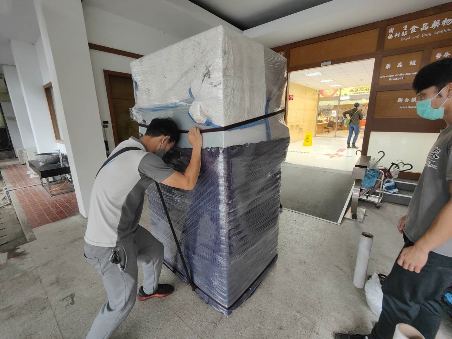 專搬生醫設備、搬精密儀器、實驗室冷凍櫃搬運、生技實驗設備、台北搬實驗設備、南港搬實驗設備、新北搬實驗設備、雙北搬實驗設備、汐止搬實驗設備、中永和搬實驗設備、板橋搬實驗設備、五股搬實驗設備、基隆搬實驗設備、桃園搬實驗設備、搬生醫設備推薦【榮福搬家】擁有各式各樣特殊重物搬運的經驗,用心實在給予最佳搬運服務,特殊重物搬運唯一首選榮福搬家公司。 專搬生醫設備、搬精密儀器、實驗室冷凍櫃搬運、生技實驗設備、台北搬實驗設備、南港搬實驗設備、新北搬實驗設備、雙北搬實驗設備、汐止搬實驗設備、中永和搬實驗設備、板橋搬實驗設備、五股搬實驗設備、基隆搬實驗設備、桃園搬實驗設備、搬生醫設備推薦【榮福搬家】擁有各式各樣特殊重物搬運的經驗,用心實在給予最佳搬運服務,特殊重物搬運唯一首選榮福搬家公司。